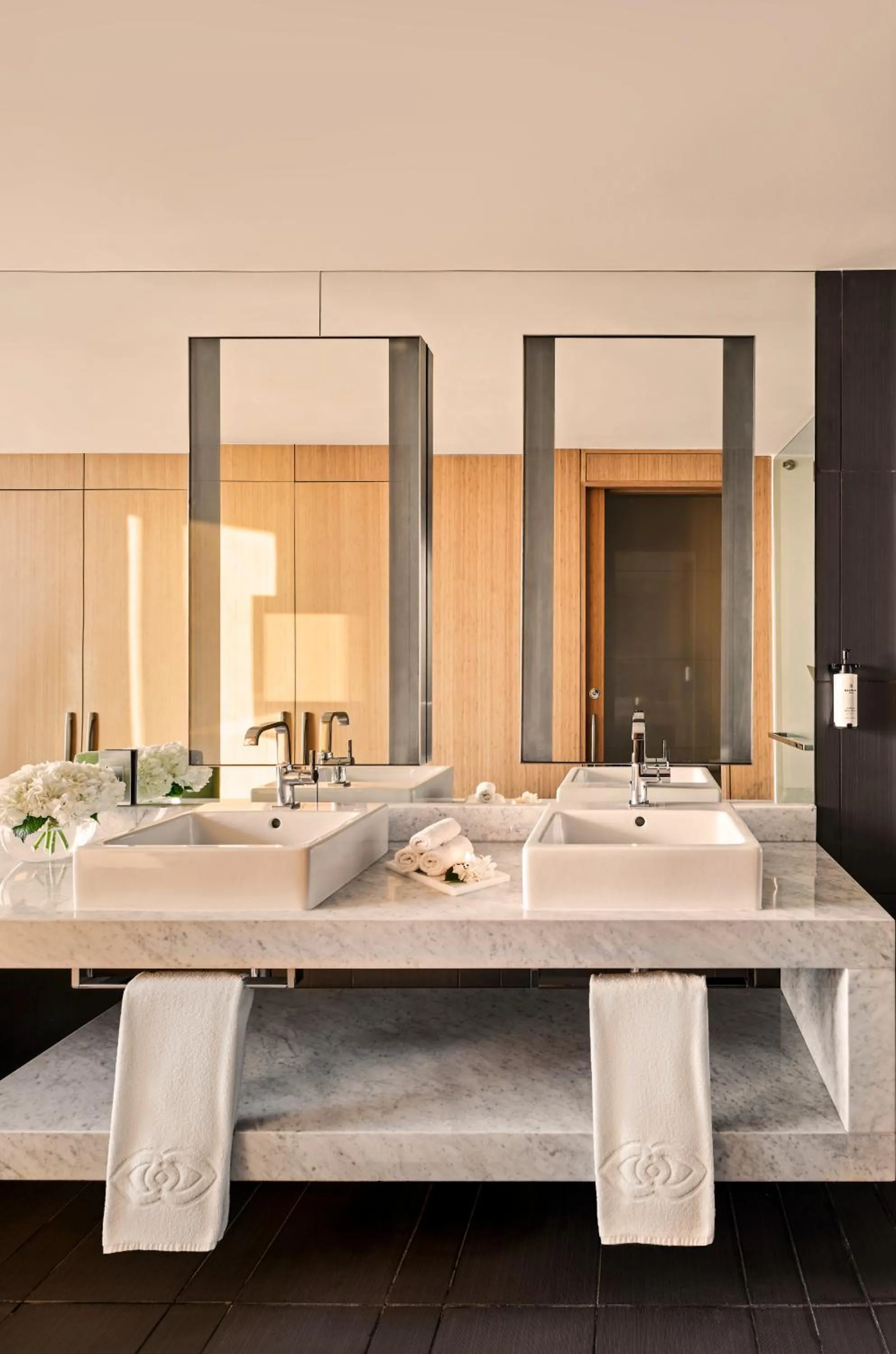 Bathroom, Bed in Sofitel Dubai Downtown