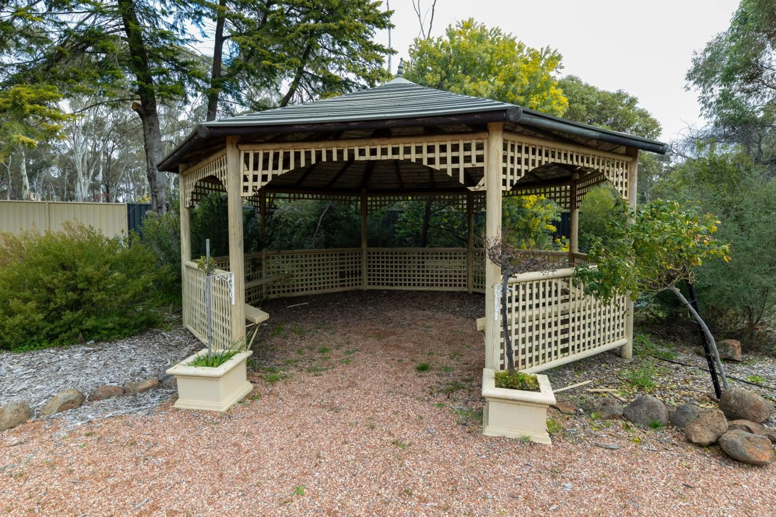 Garden in Golden Hills Motel