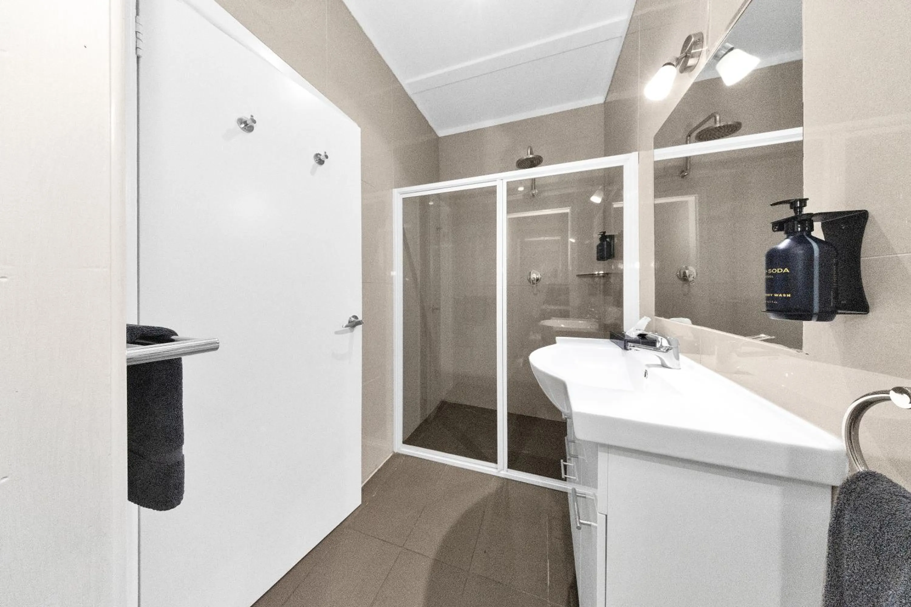 Bathroom in Golden Hills Motel