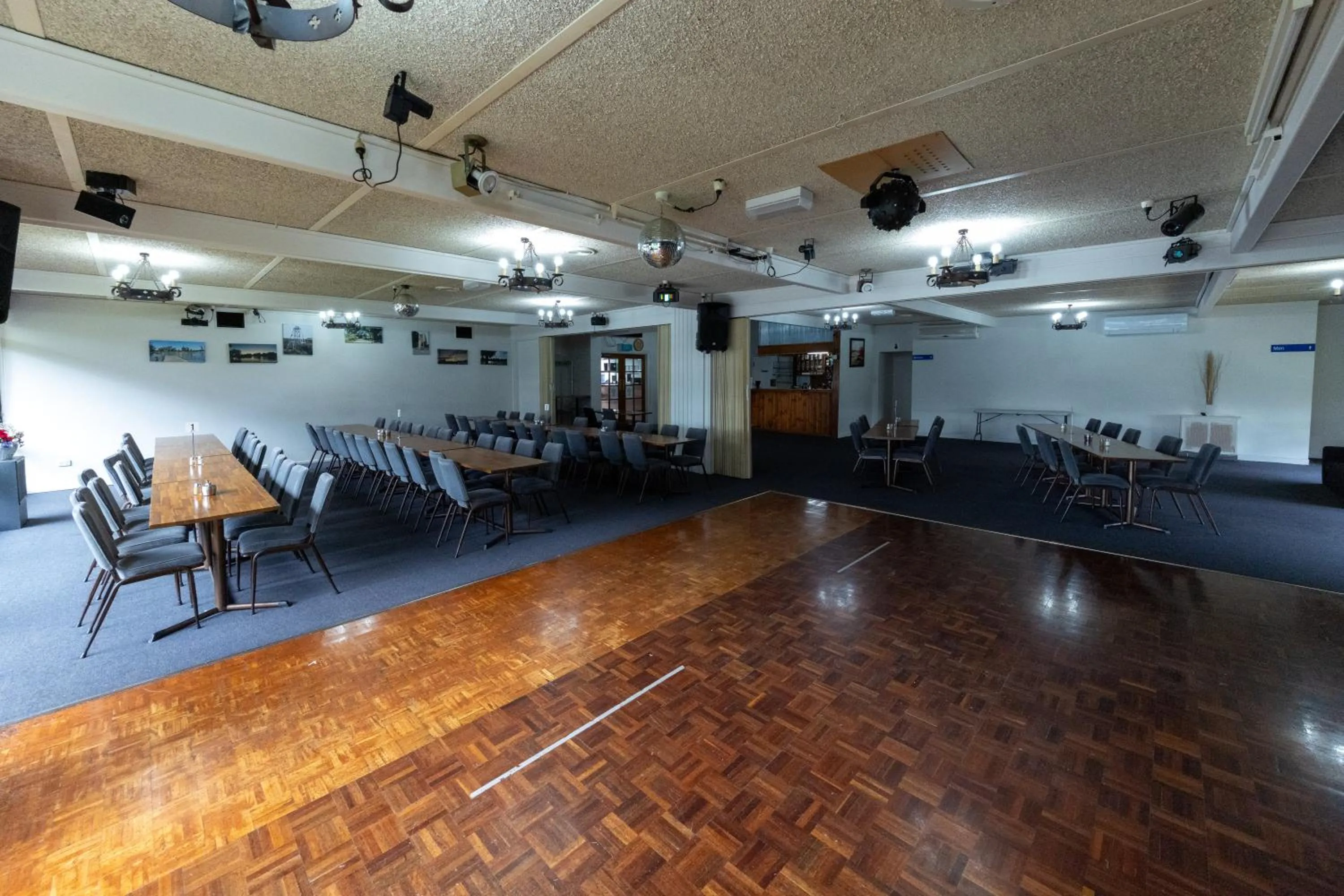 Meeting/conference room in Golden Hills Motel