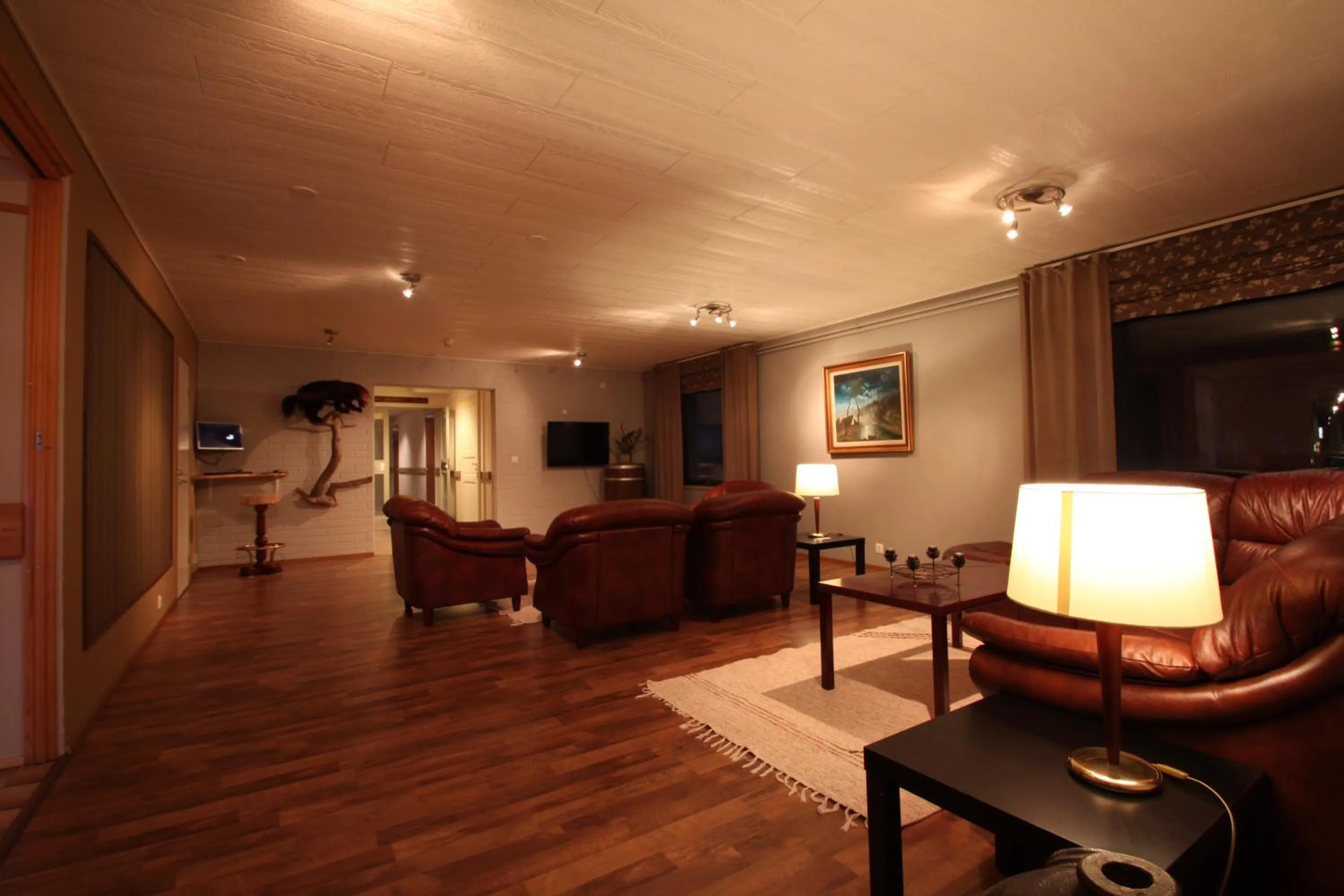 Communal lounge/ TV room in Hotelli Jussan Tupa