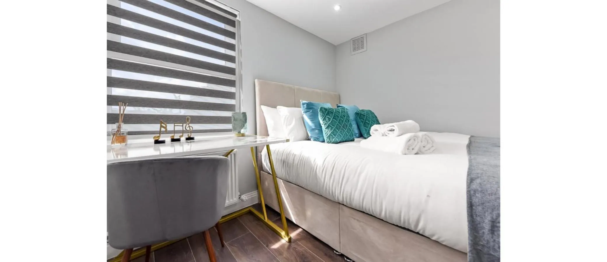 Bed in Cozy 3 Bedroom Flat in London!