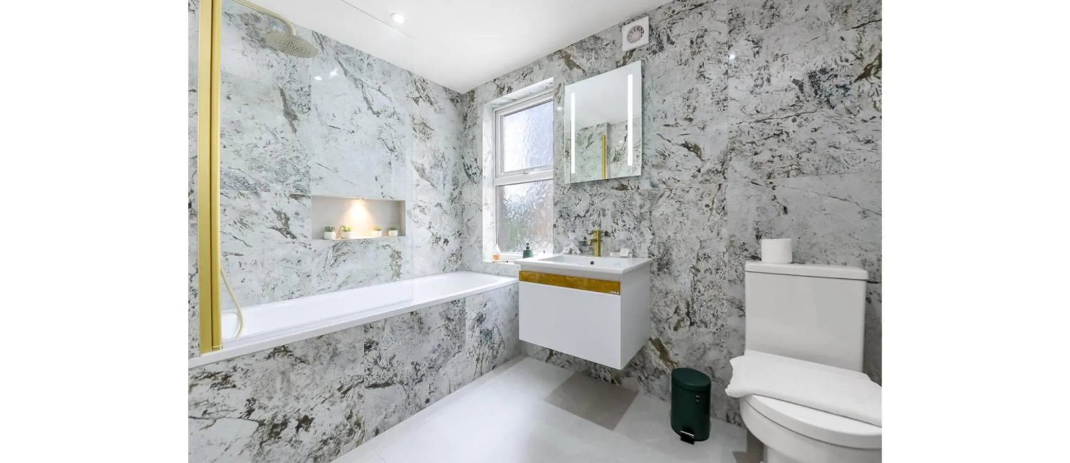 Shower in Cozy 3 Bedroom Flat in London!