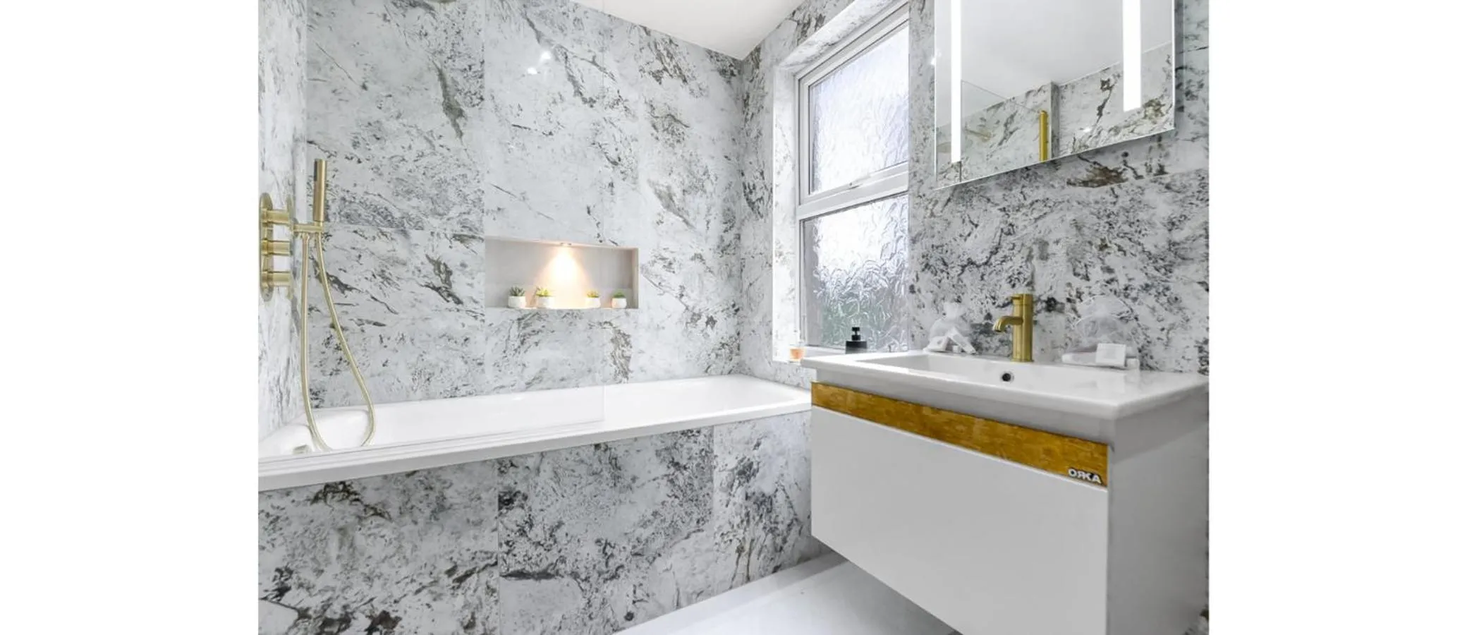 Shower in Cozy 3 Bedroom Flat in London!