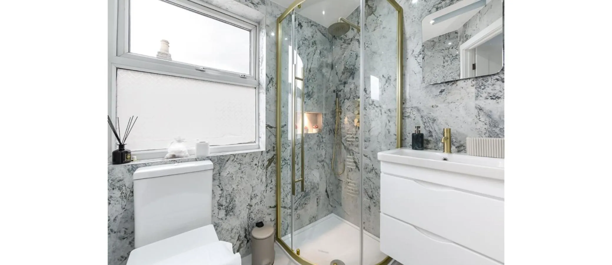 Shower in Cozy 3 Bedroom Flat in London!