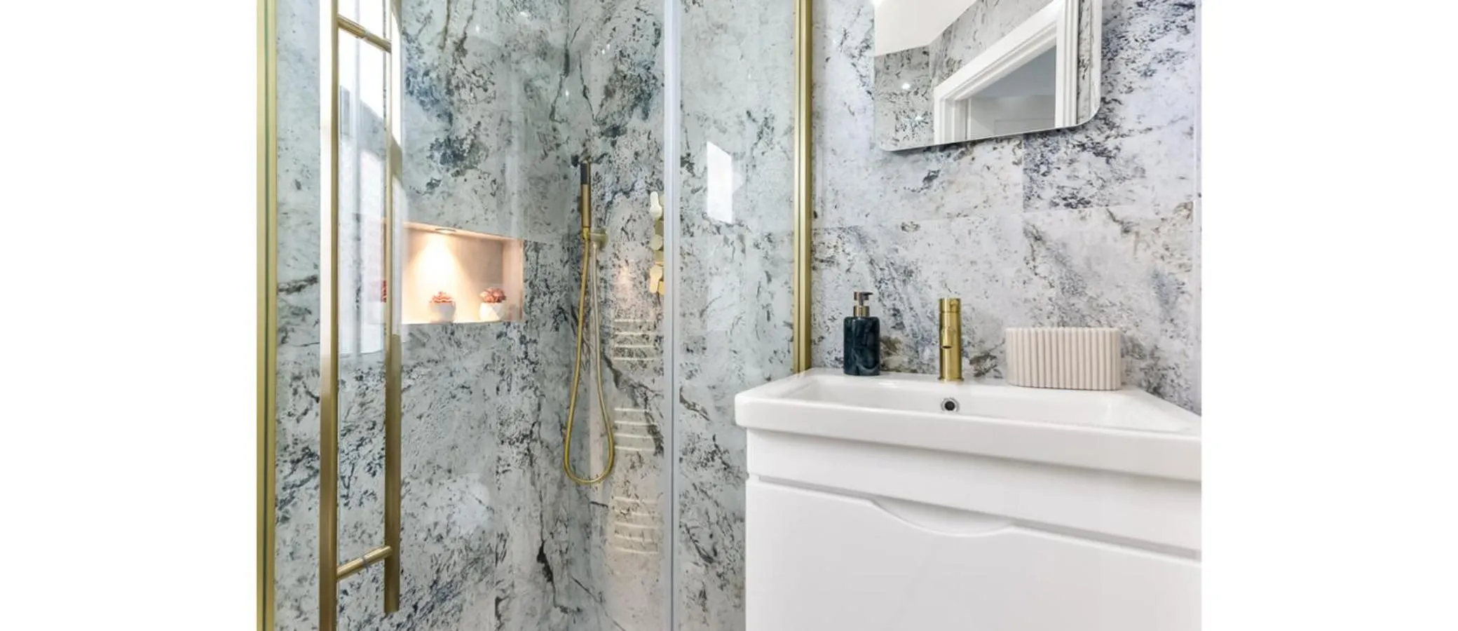 Shower in Cozy 3 Bedroom Flat in London!