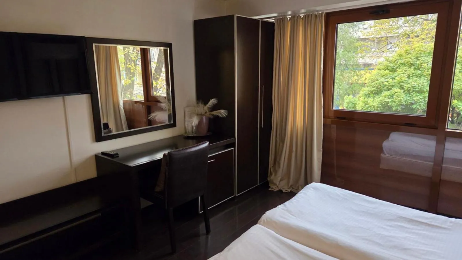 wardrobe, Bed in Hotel Rio