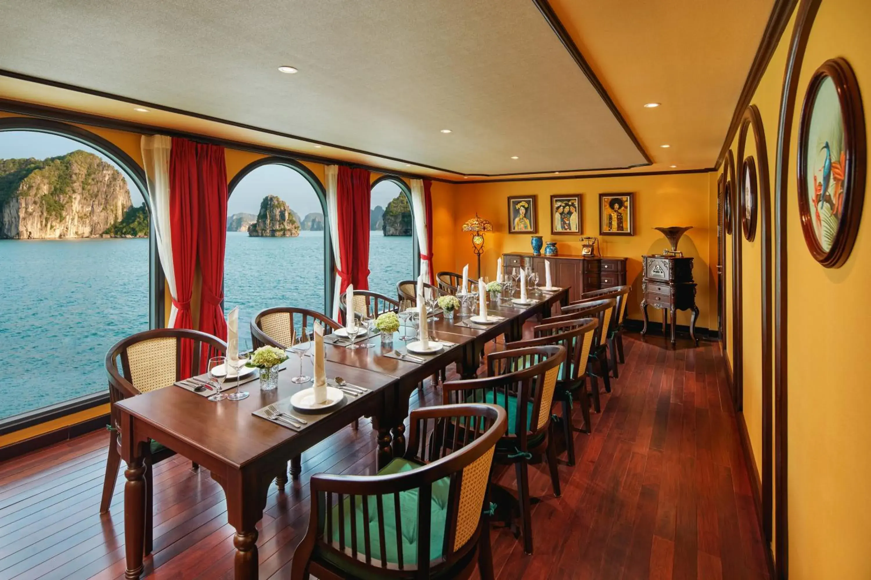 Restaurant/places to eat in Indochine Premium Halong Bay Restaurant/places to eat in Indochine Premium Halong Bay