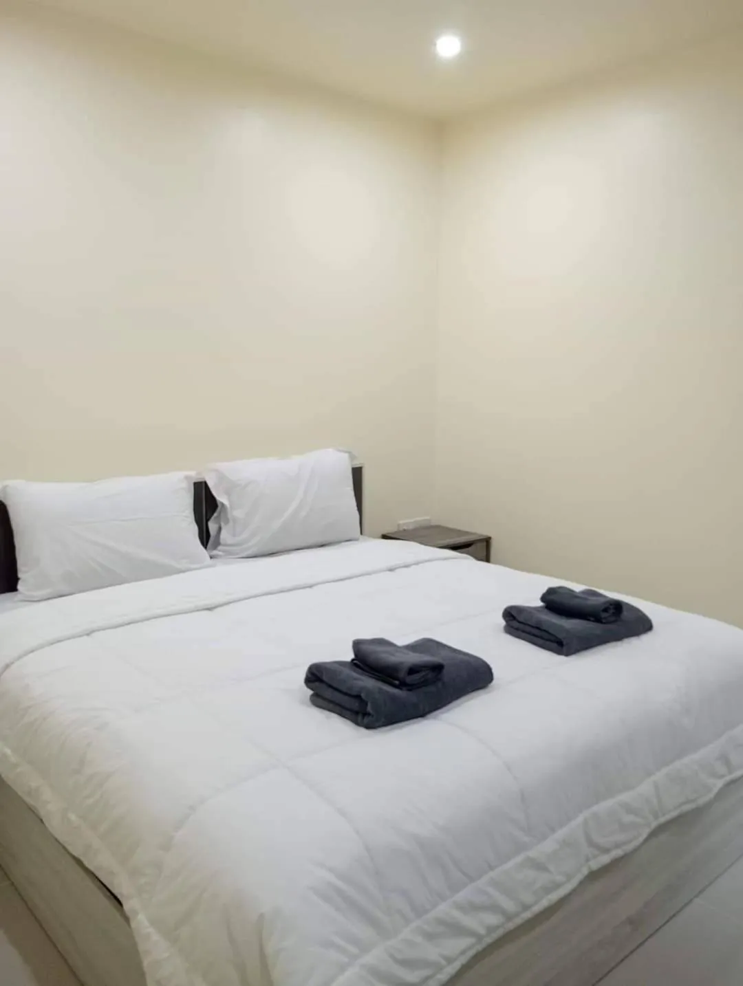 Bed in Pasadena Lodge