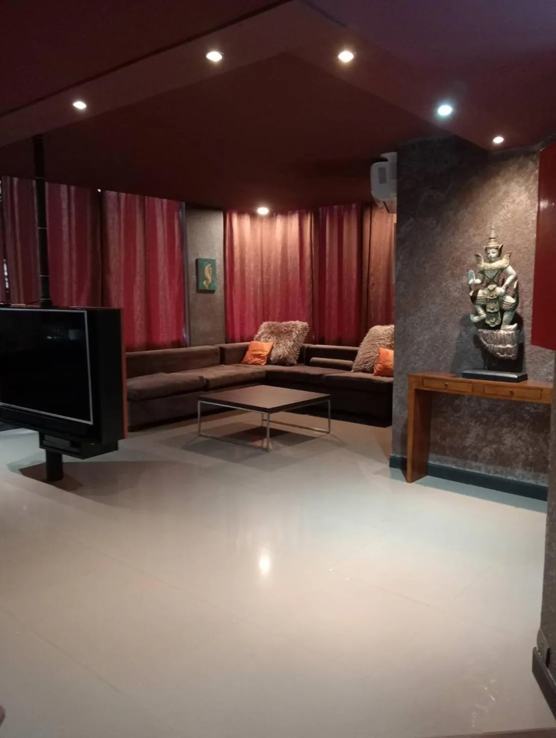 Living room in Pasadena Lodge