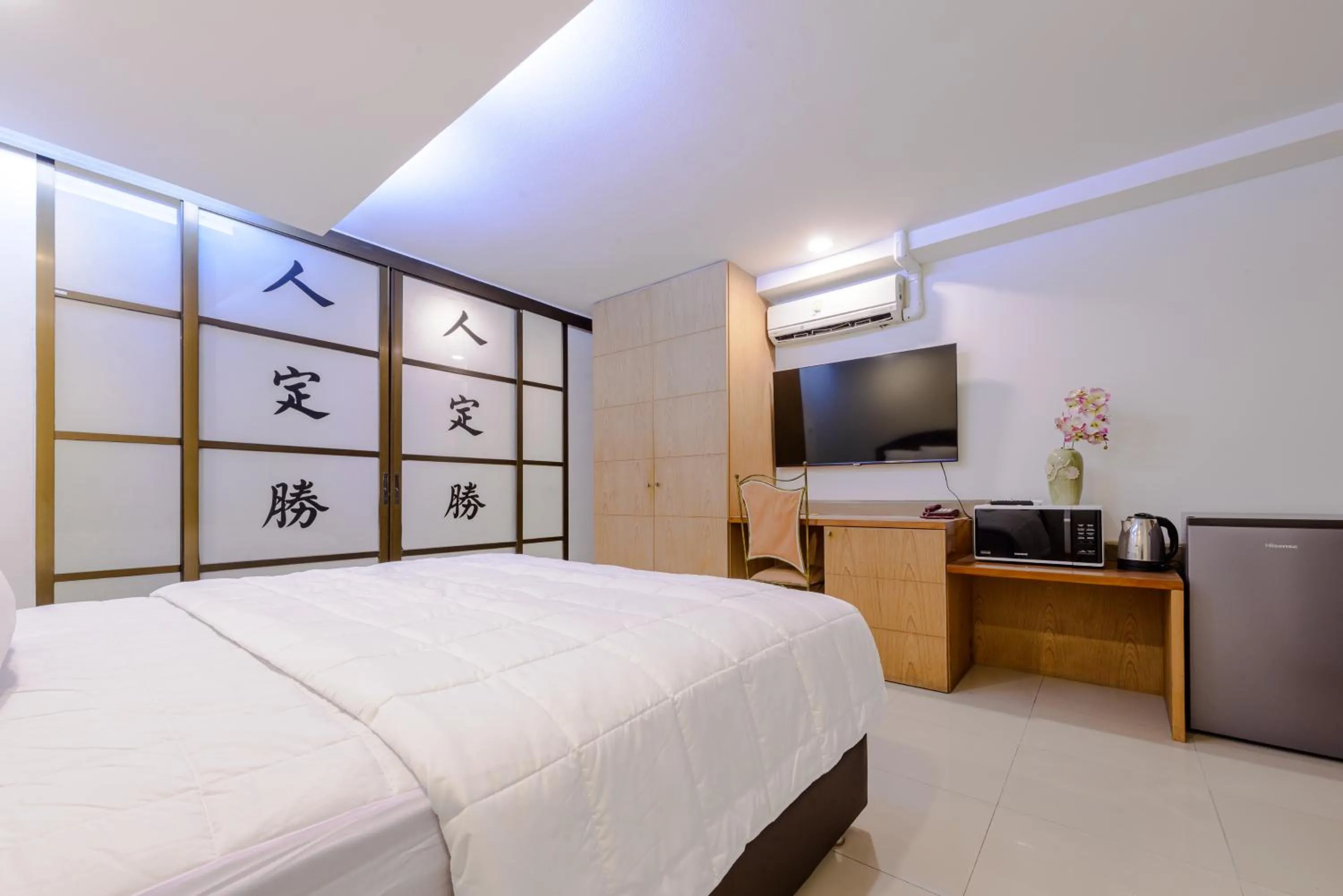 Bed in Pasadena Lodge