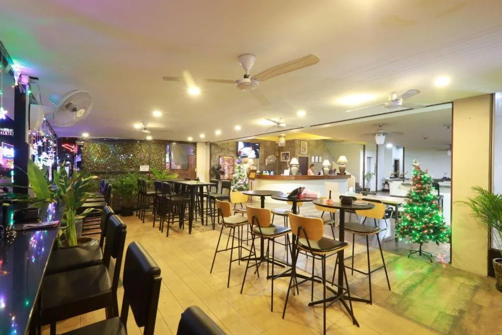 Restaurant/places to eat in Pasadena Lodge