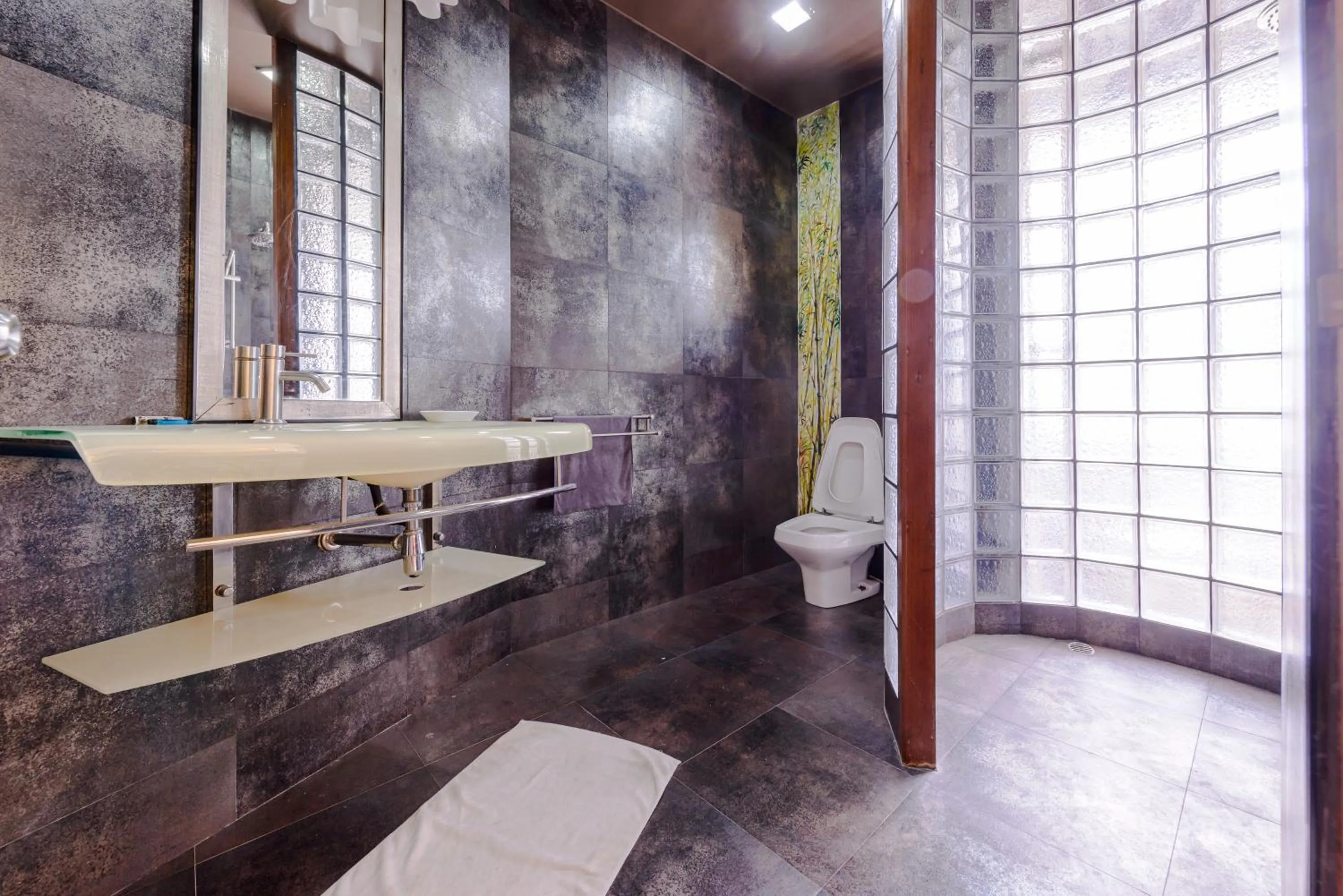 Bathroom in Pasadena Lodge