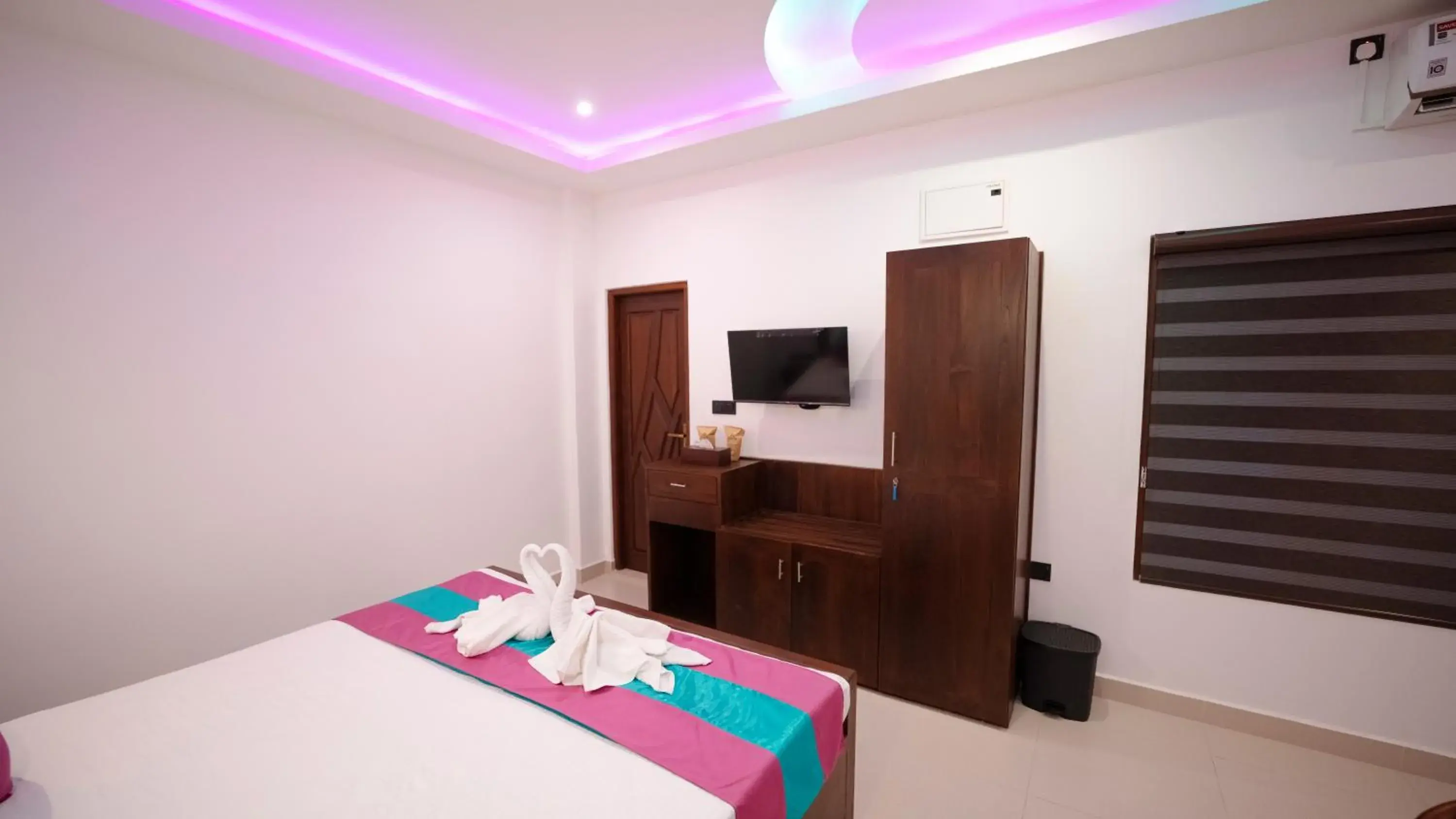 Communal lounge/ TV room, Bed in JAMUNA VILLA Communal lounge/ TV room, Bed in JAMUNA VILLA