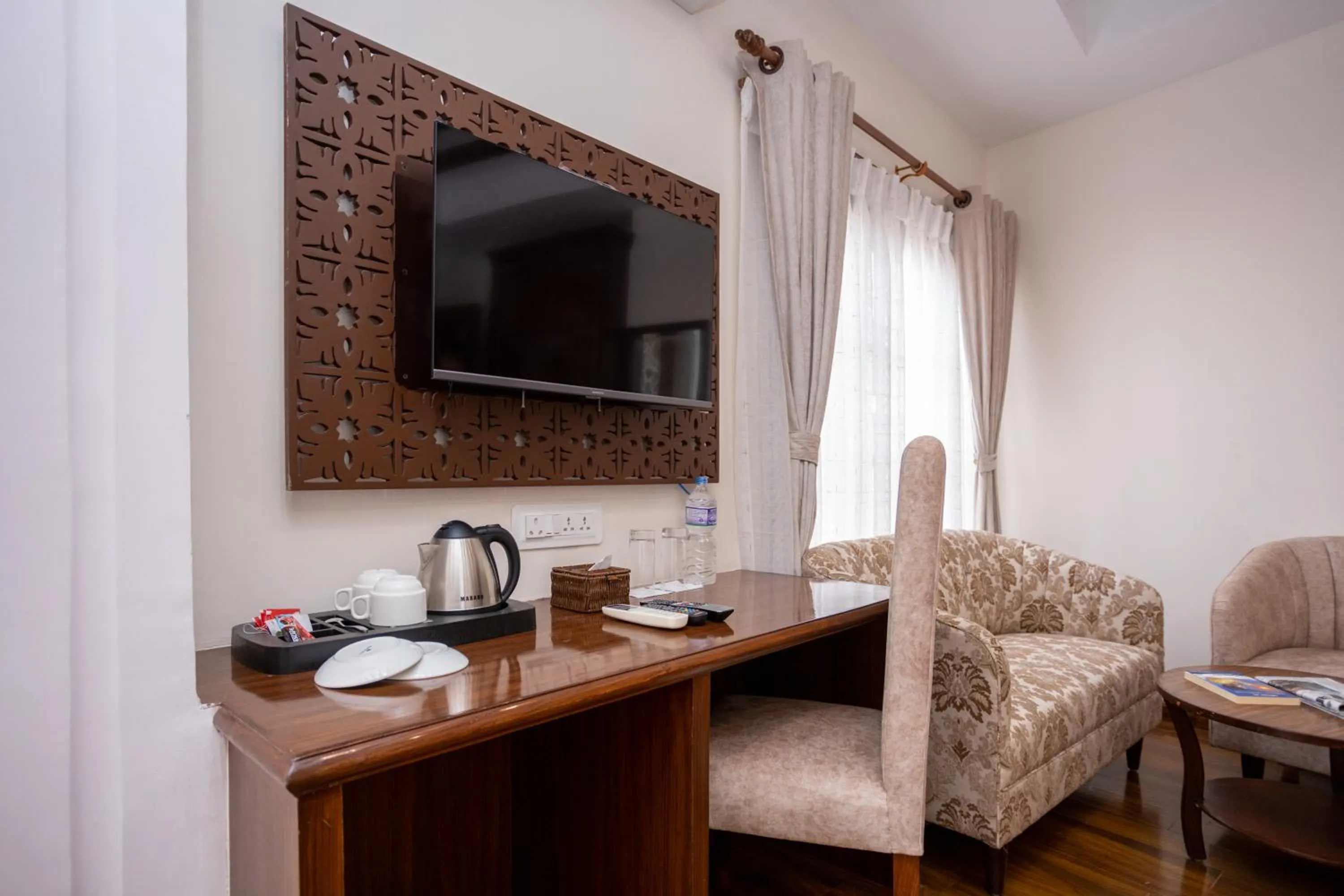 TV and multimedia in Airport Himalaya Boutique Hotel