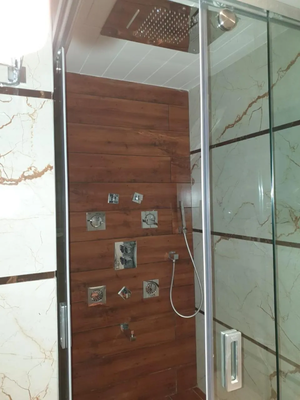 Shower in HOTEL SUNCITY PALACE