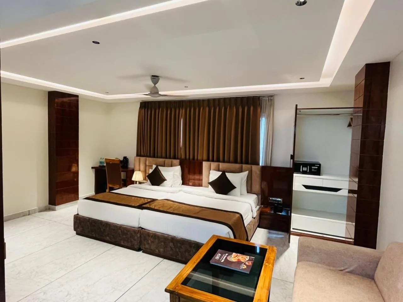 Bedroom, Bed in HOTEL SUNCITY PALACE