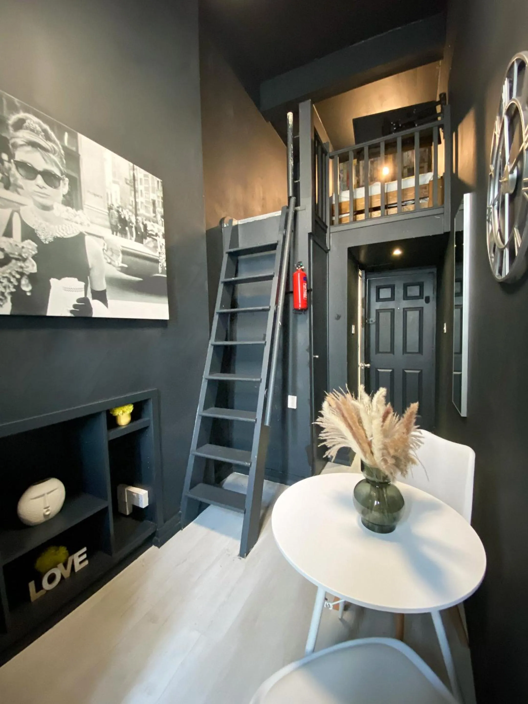 Bedroom in Modern Studios Close To Hyde Park