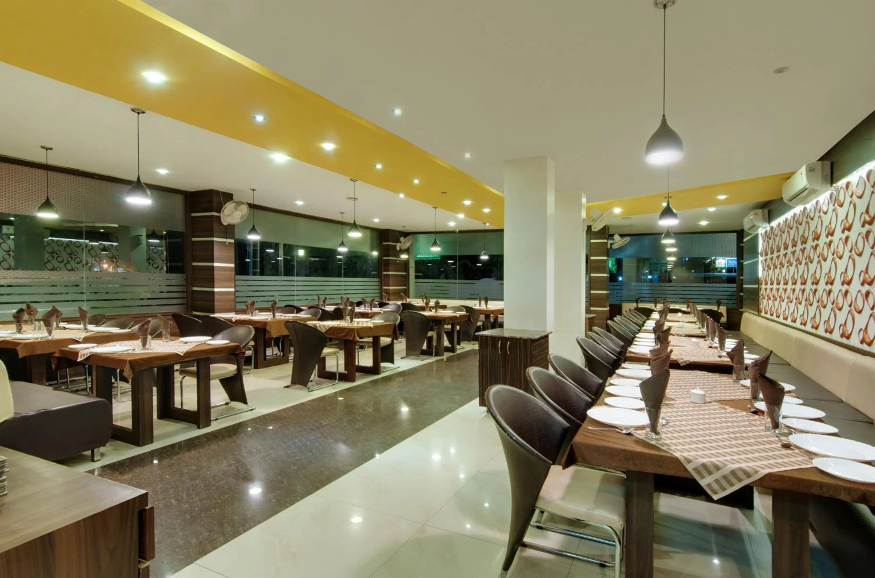 Restaurant/places to eat in Hotel Balaji Central