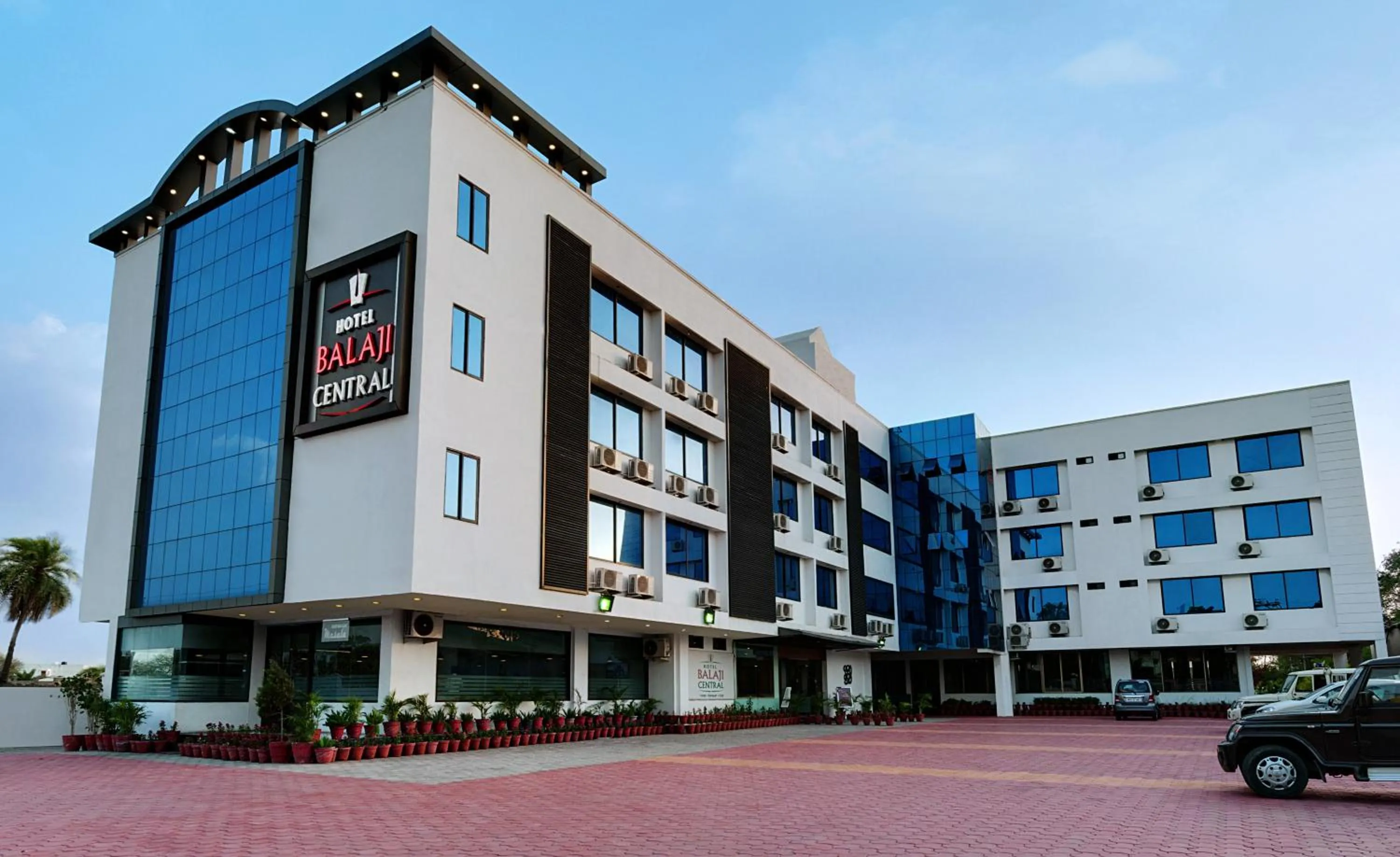 Facade/entrance in Hotel Balaji Central