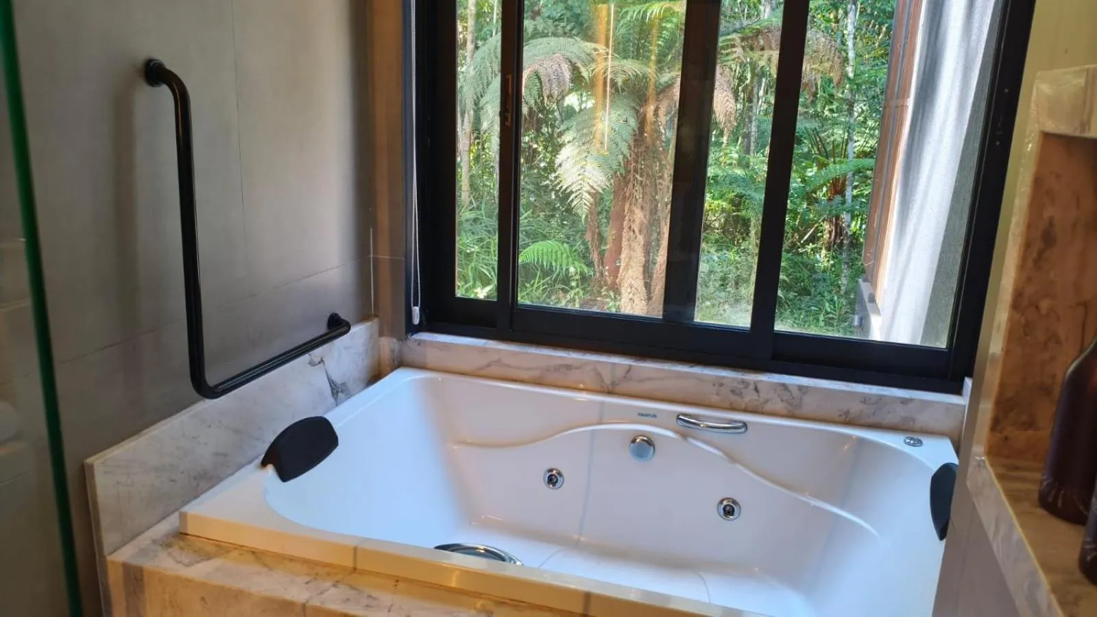 Bath in Hotel Boutique Vinícola Araucária by Slaviero Hotéis