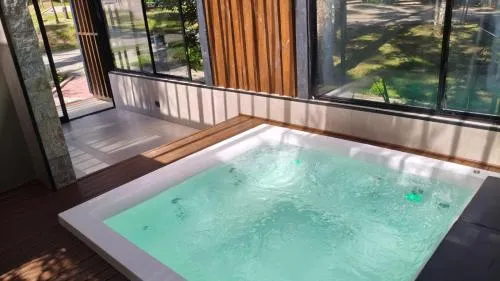 Hot Tub in Hotel Boutique Vinícola Araucária by Slaviero Hotéis