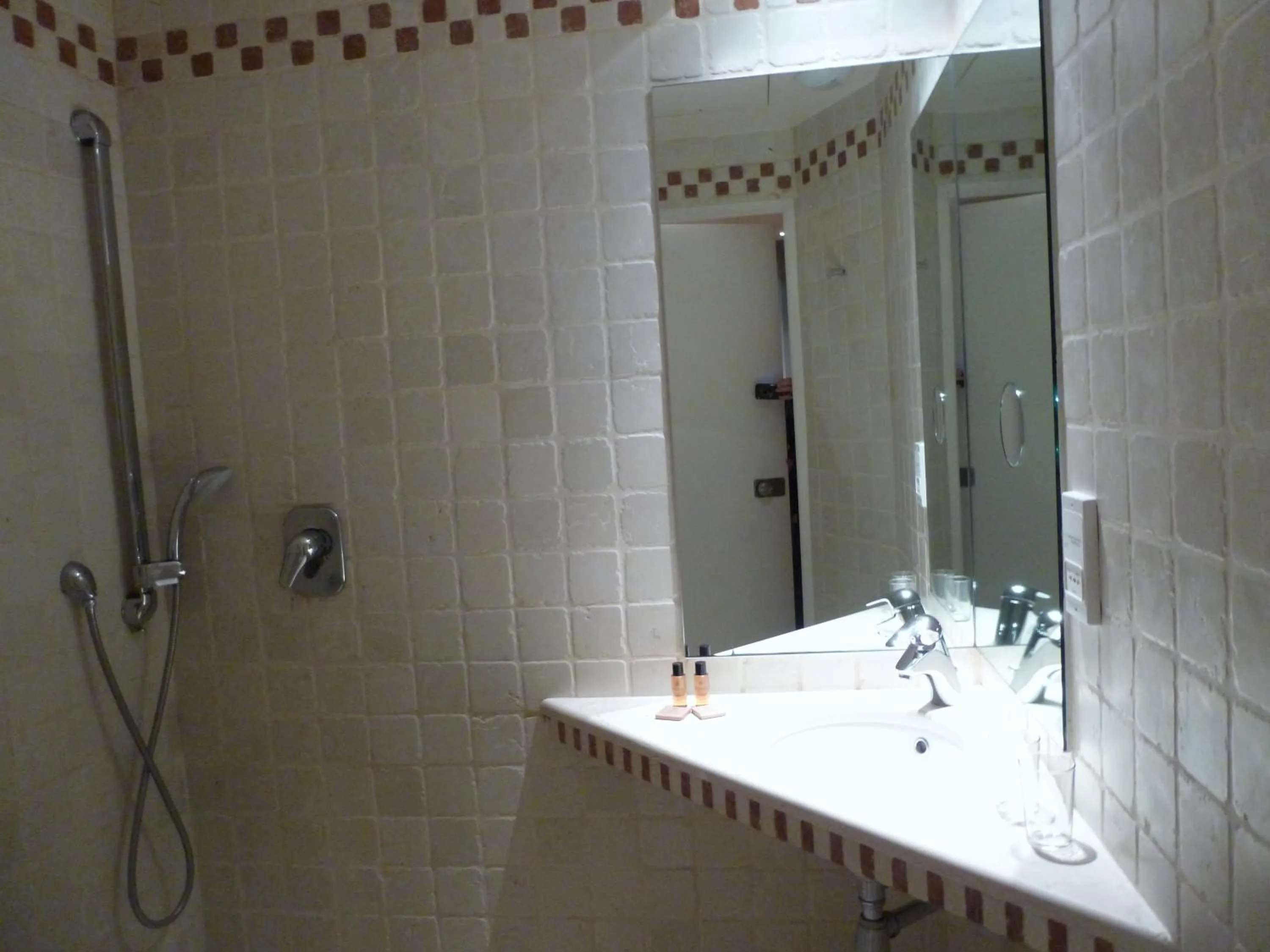 Bathroom in Hôtel du Vieux Marais