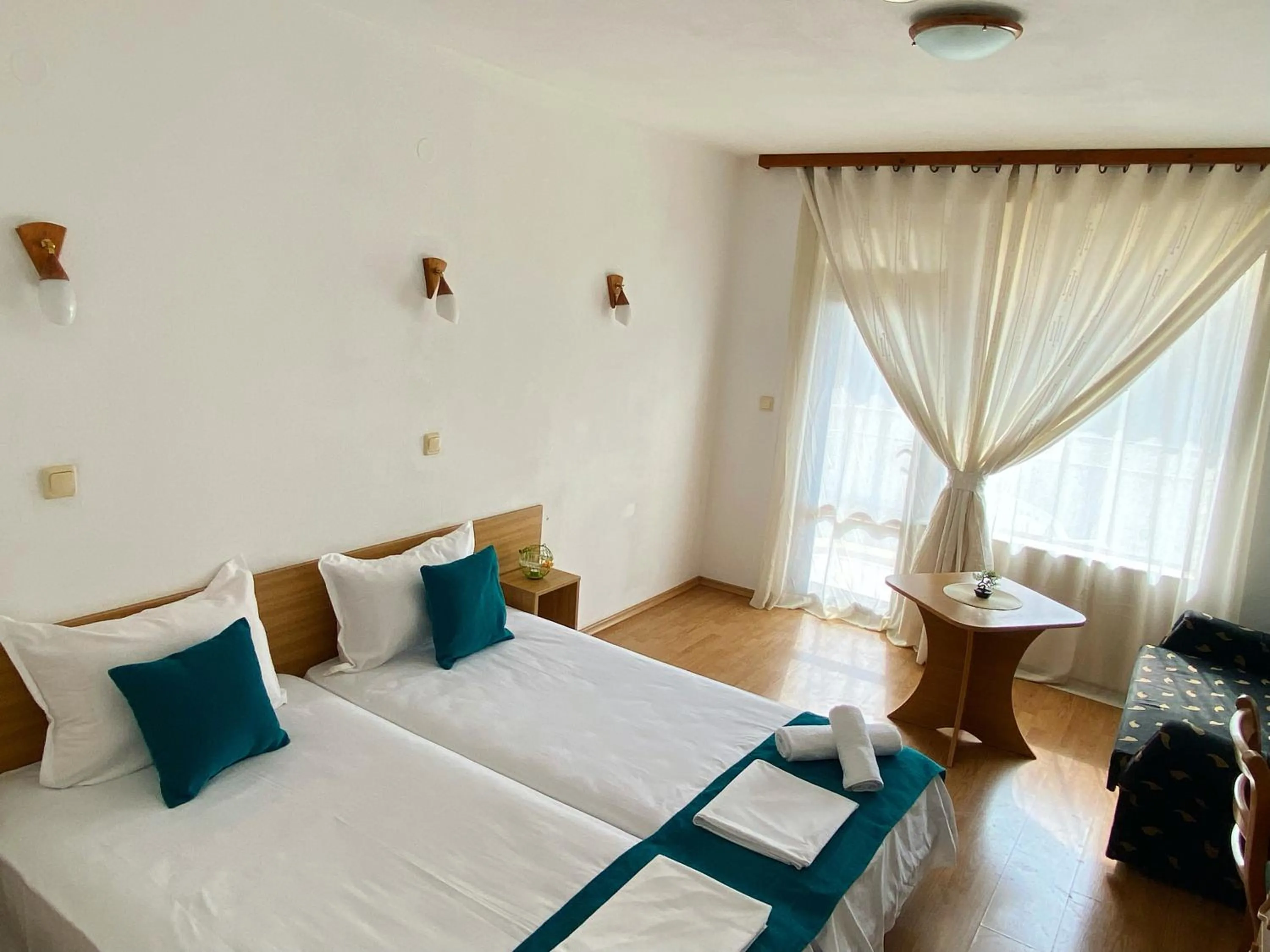 Seating area, Bed in SUNARITA