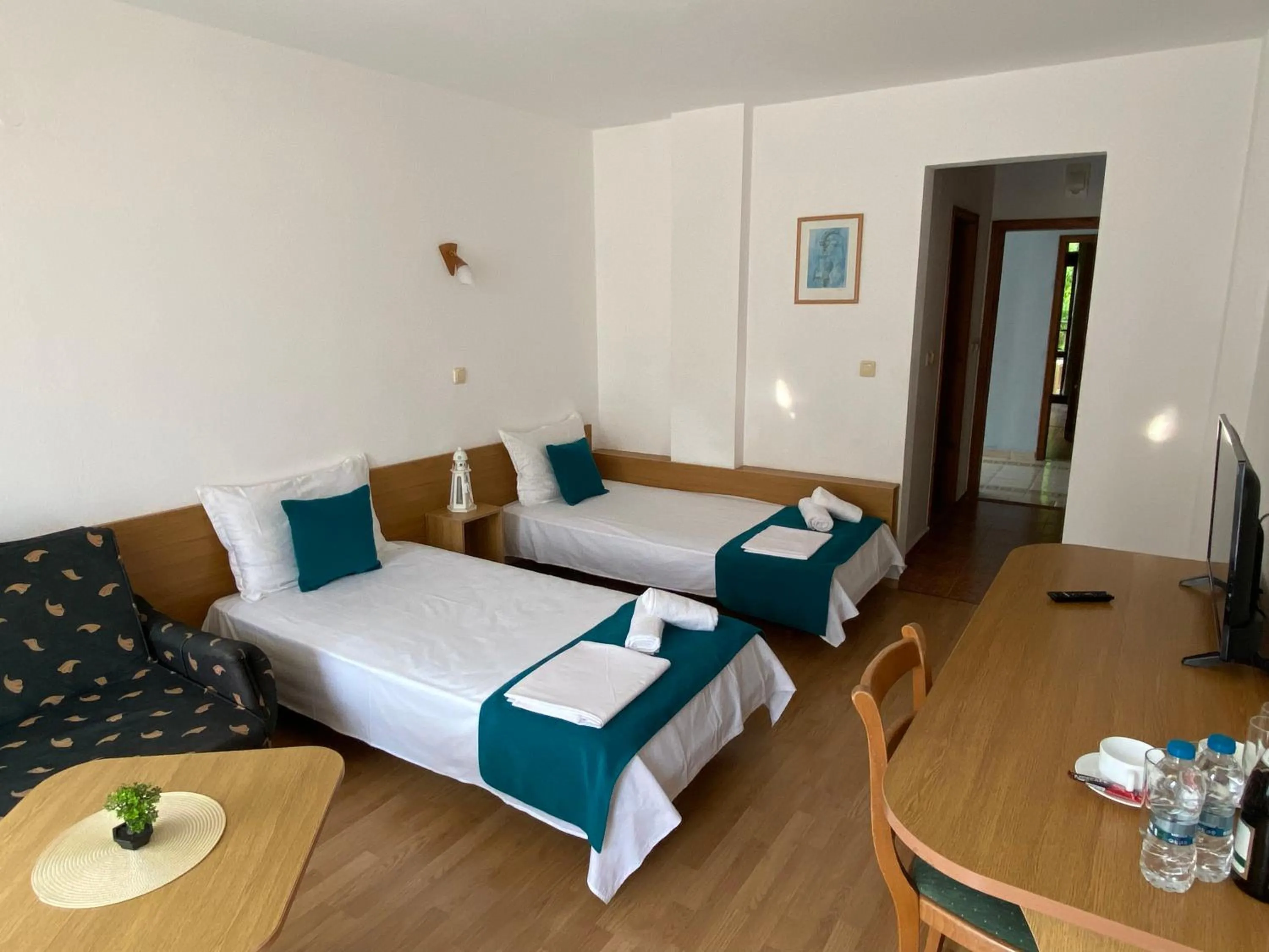 Seating area, Bed in SUNARITA