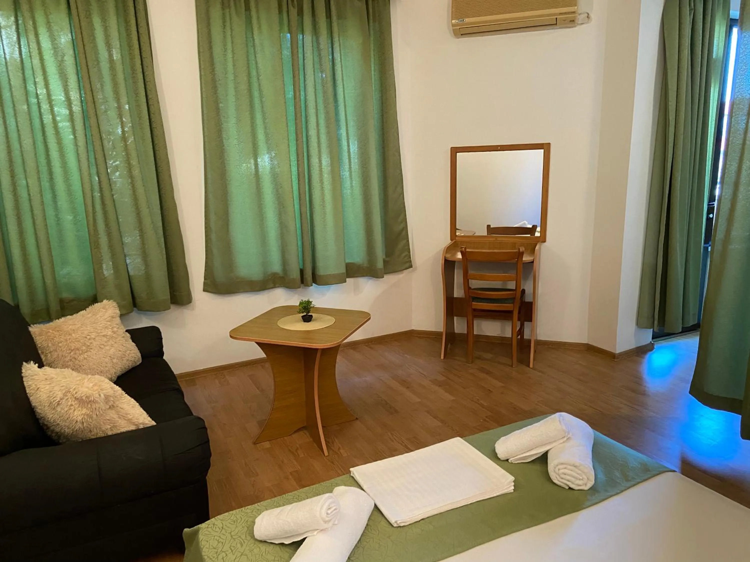 Seating area, Bed in SUNARITA