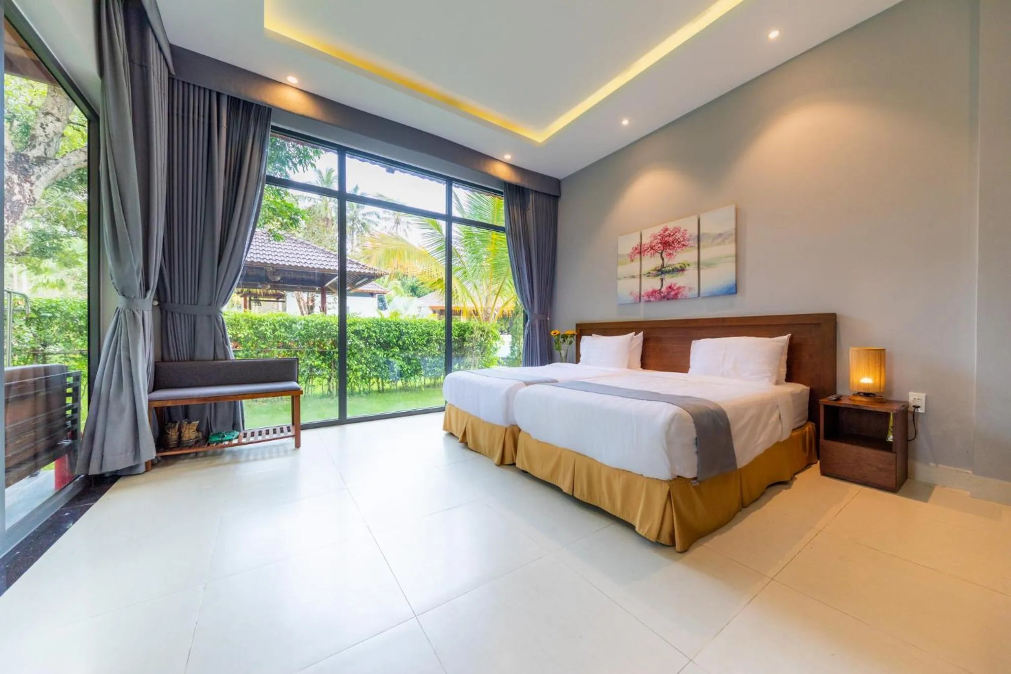 Photo of the whole room, Bed in Emerald Garden Retreat