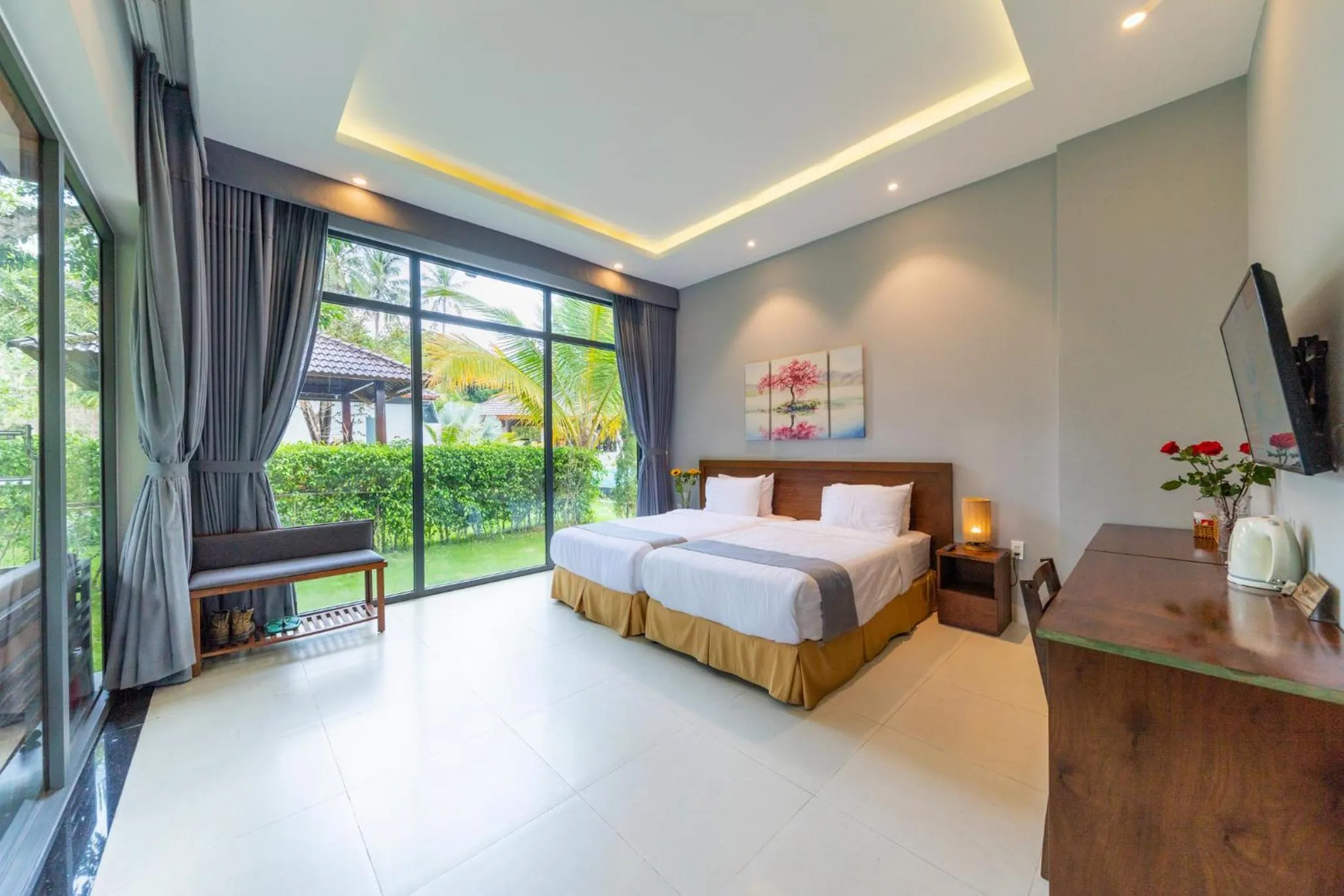 Photo of the whole room, Bed in Emerald Garden Retreat