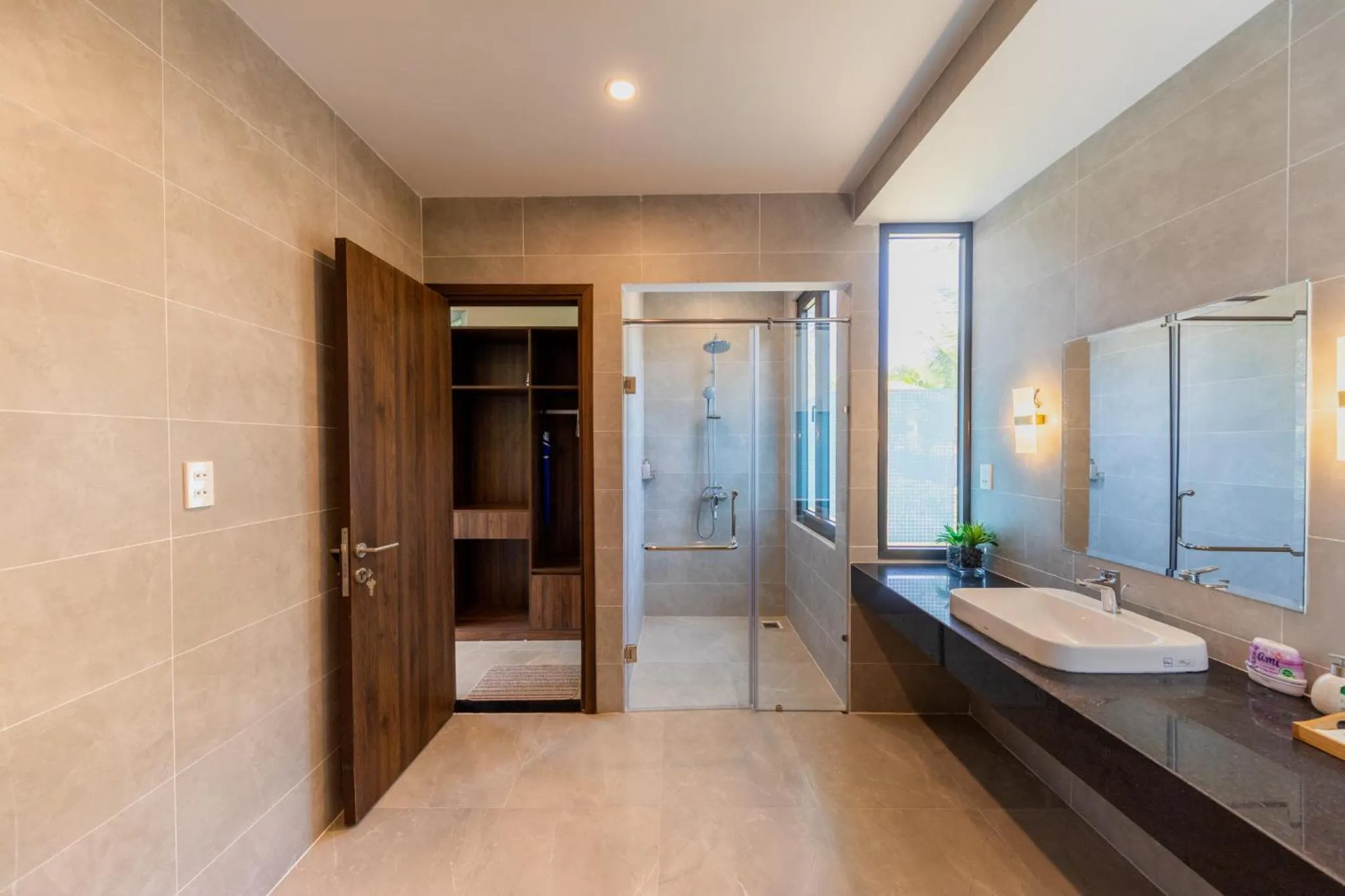 Shower in Emerald Garden Retreat