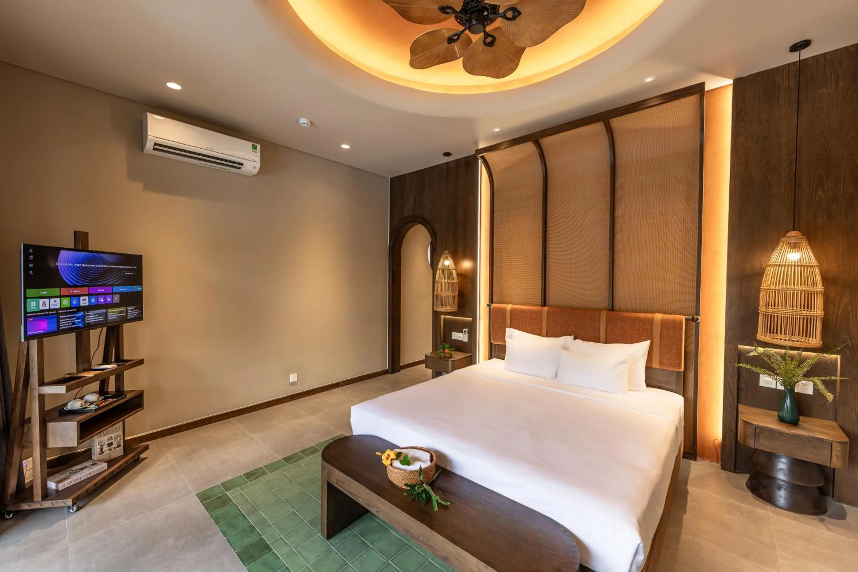 Photo of the whole room, Bed in Emerald Garden Retreat