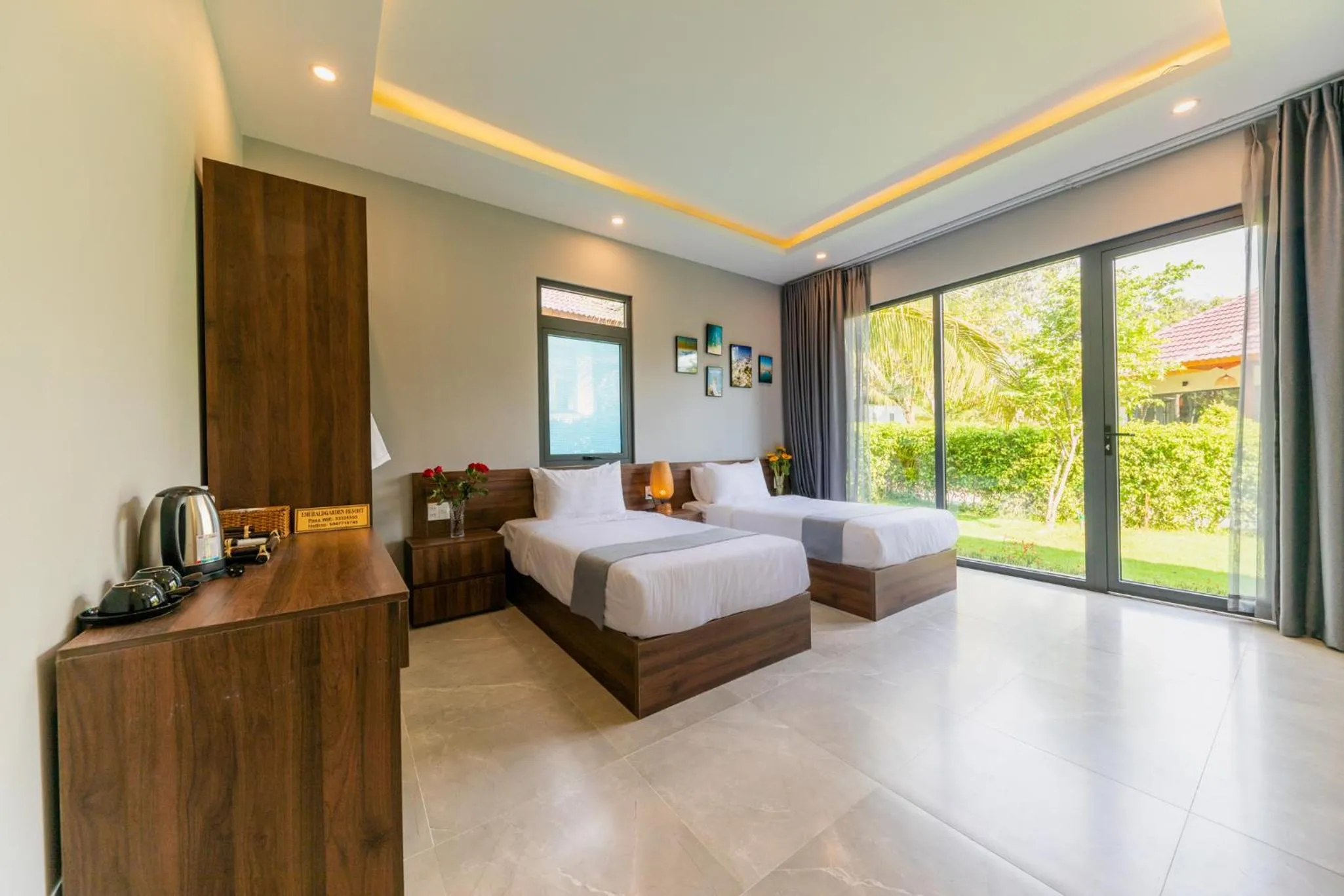 Photo of the whole room, Bed in Emerald Garden Retreat