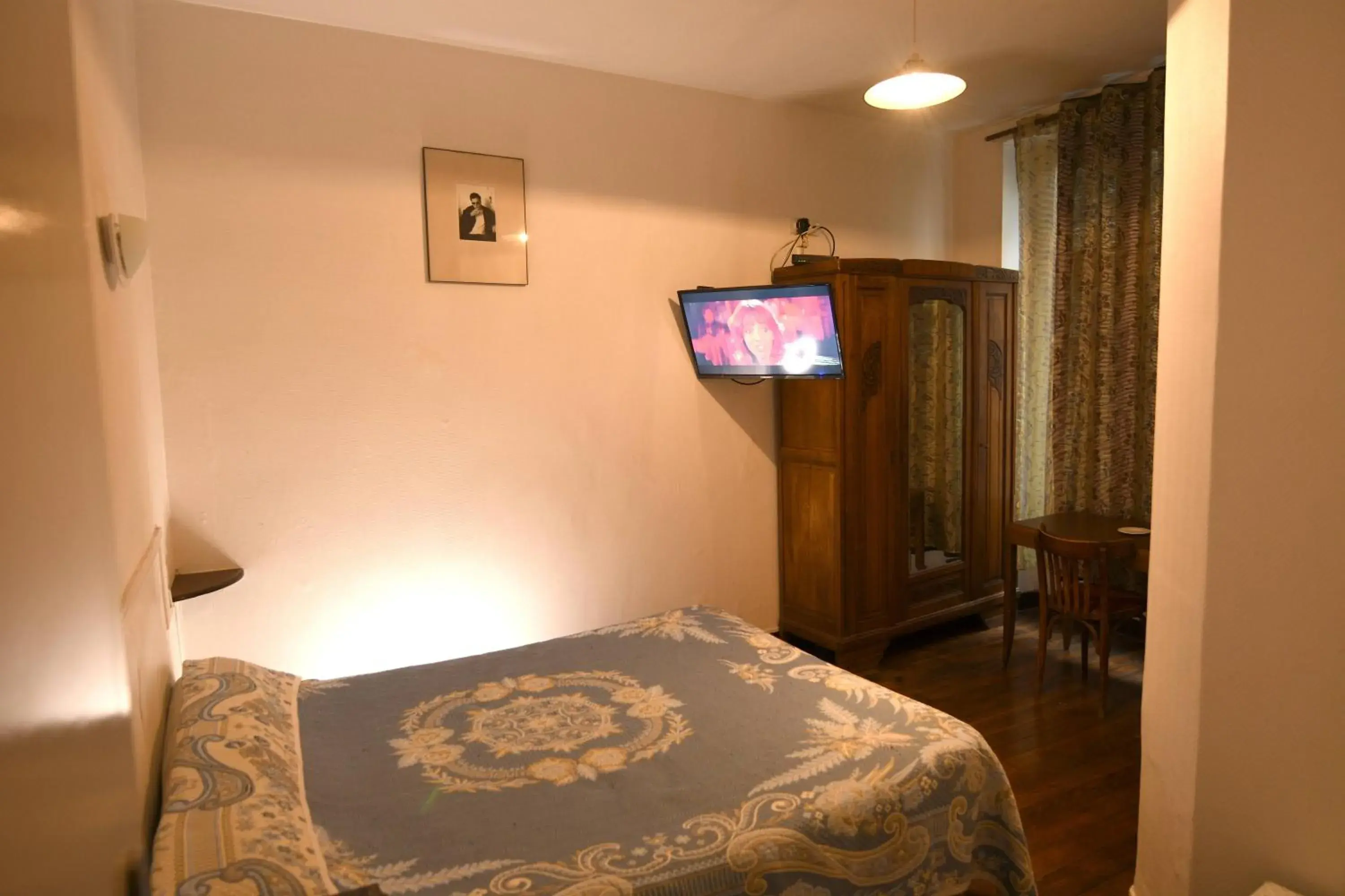 Double Room with Shared Bathroom and Shared Toilet in Hotel d'Orléans Paris Gare de l'Est Double Room with Shared Bathroom and Shared Toilet in Hotel d'Orléans Paris Gare de l'Est