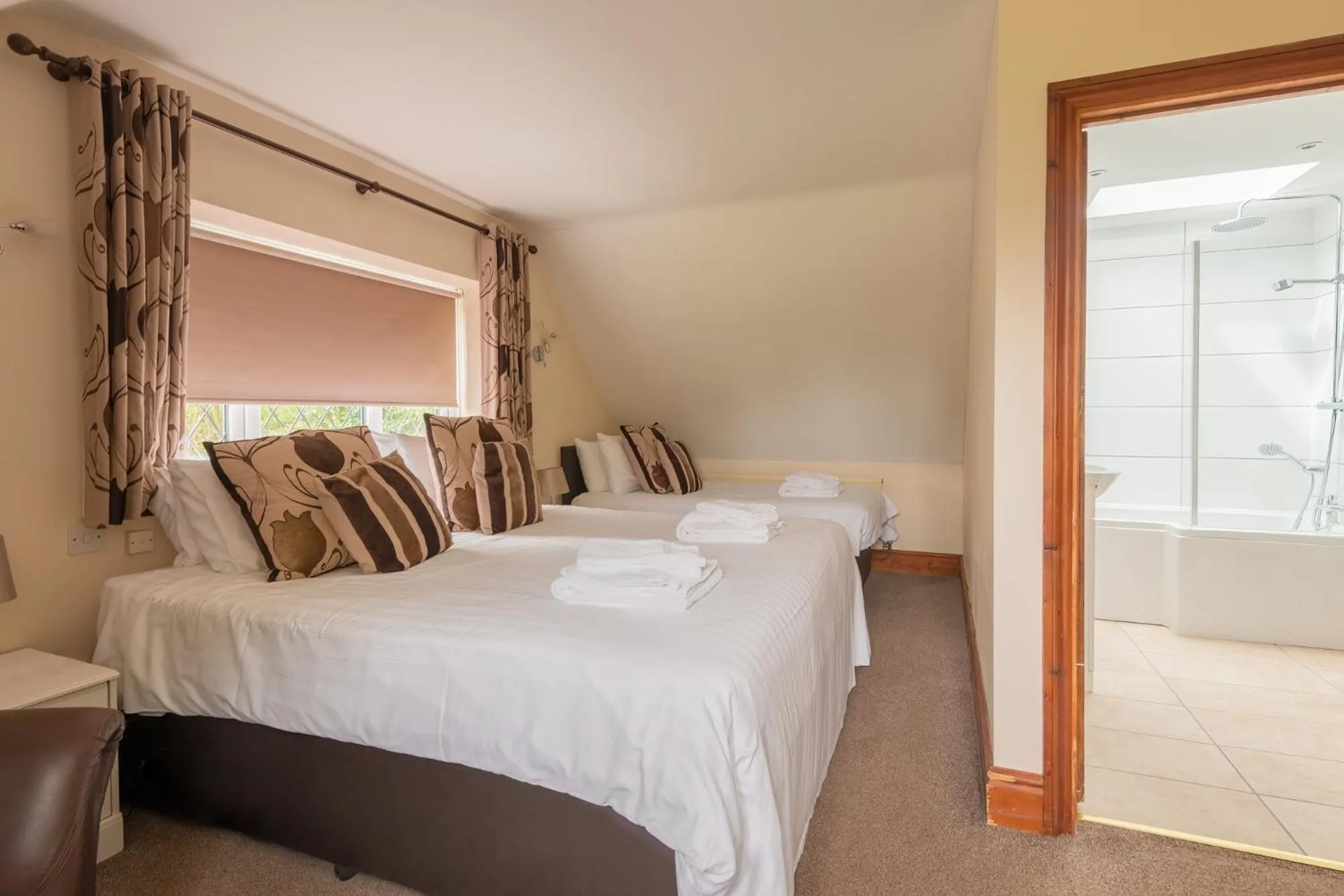 Bathroom, Bed in Bridge Hotel Brandon