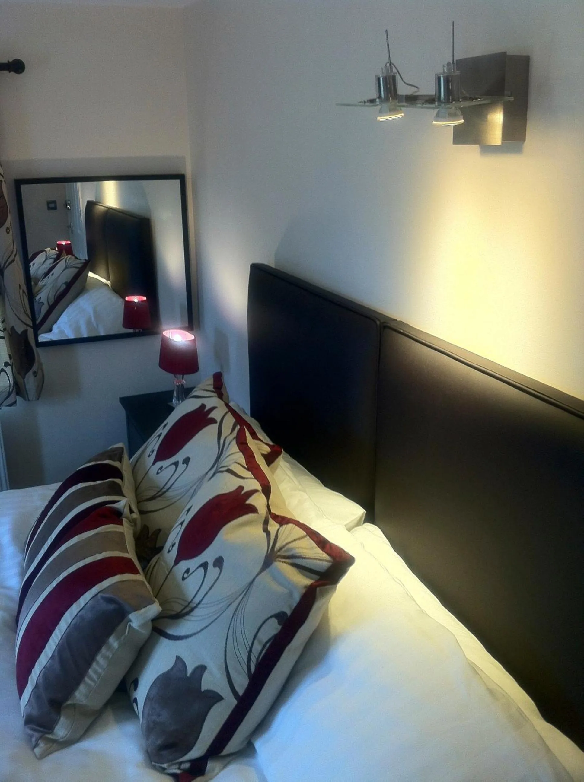 Bedroom, Bed in Bridge Hotel Brandon