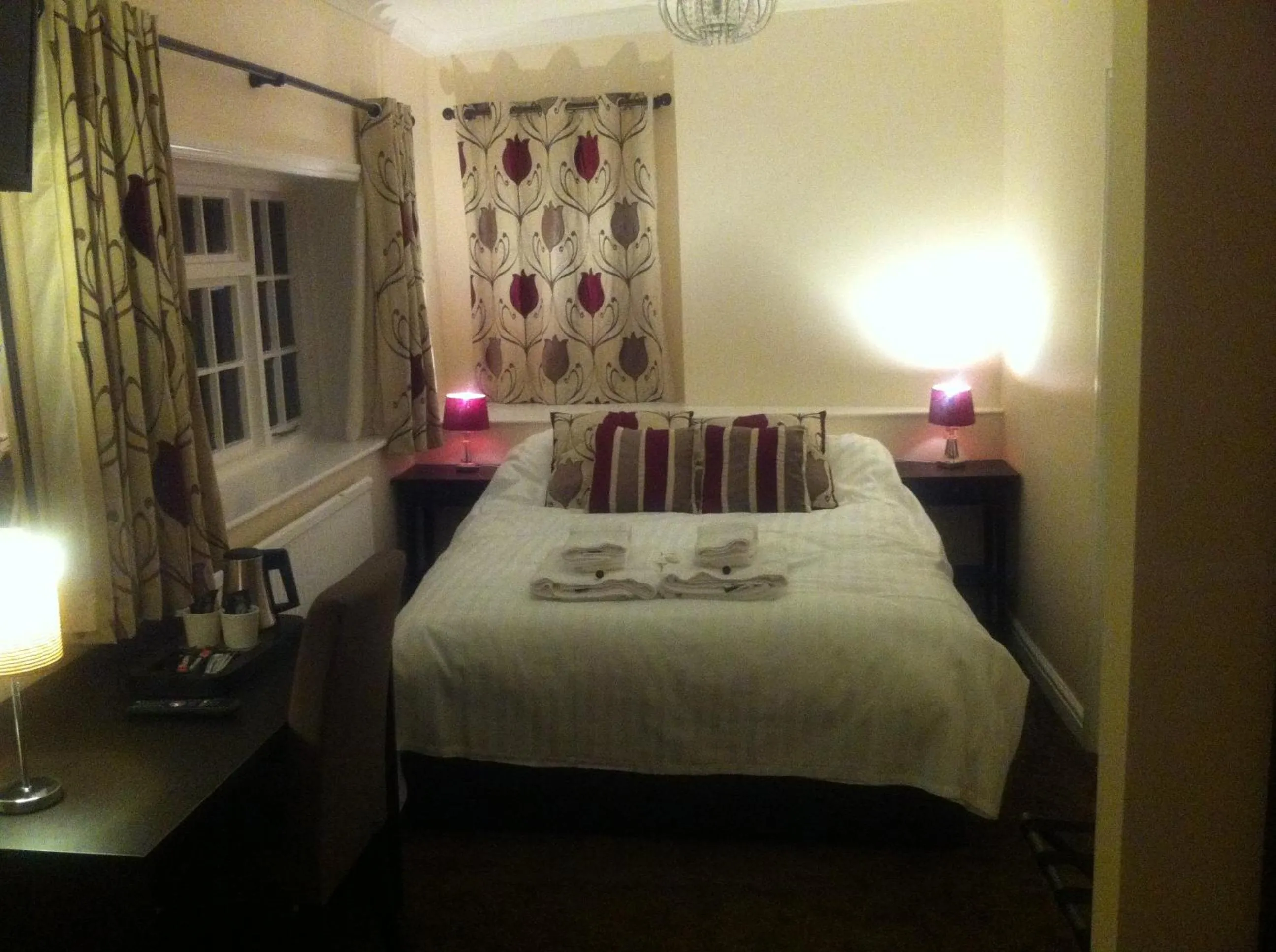 Bedroom, Bed in Bridge Hotel Brandon
