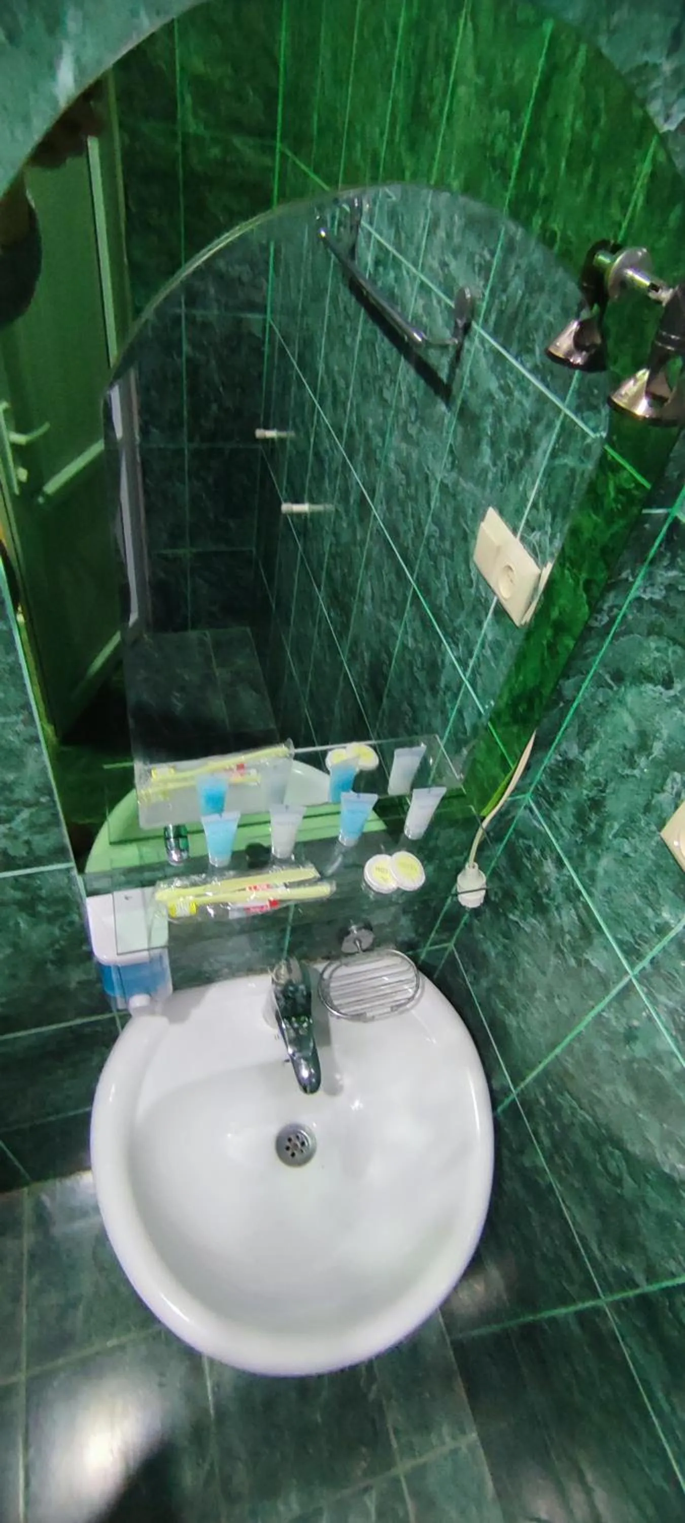 Shower in Hotel Max Comfort