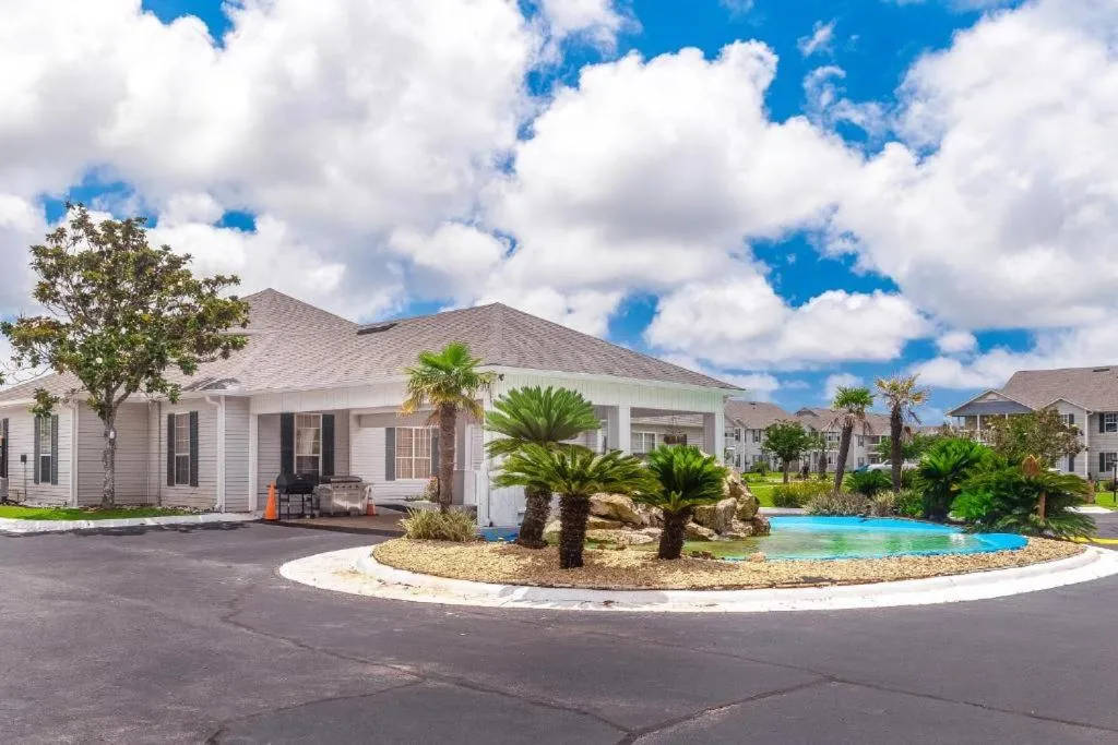 3b/2b w/ Pool & Tennis Court, Sleeps 6