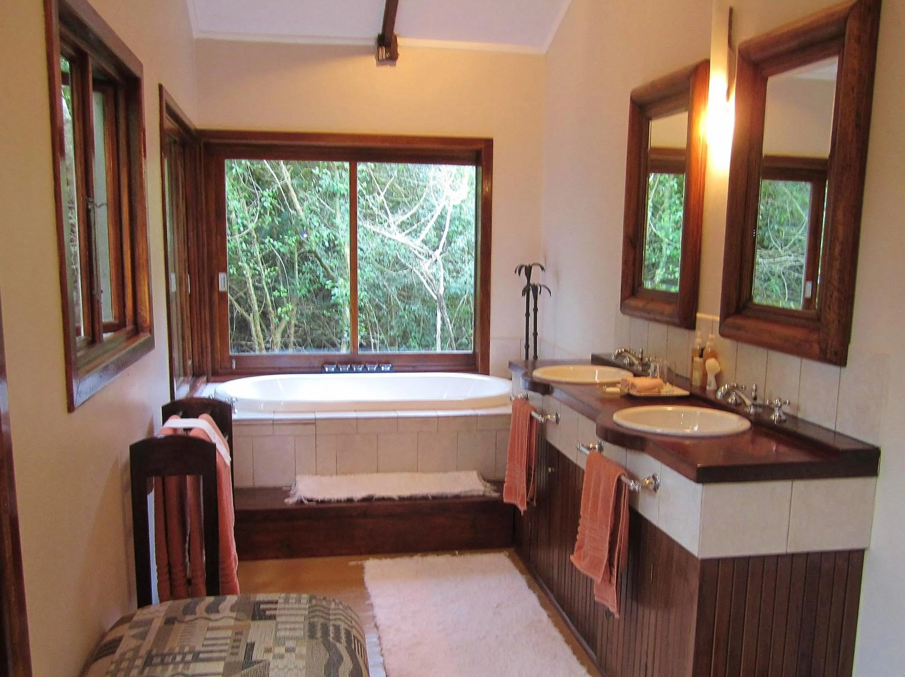Bathroom, Bed in Thornwood
