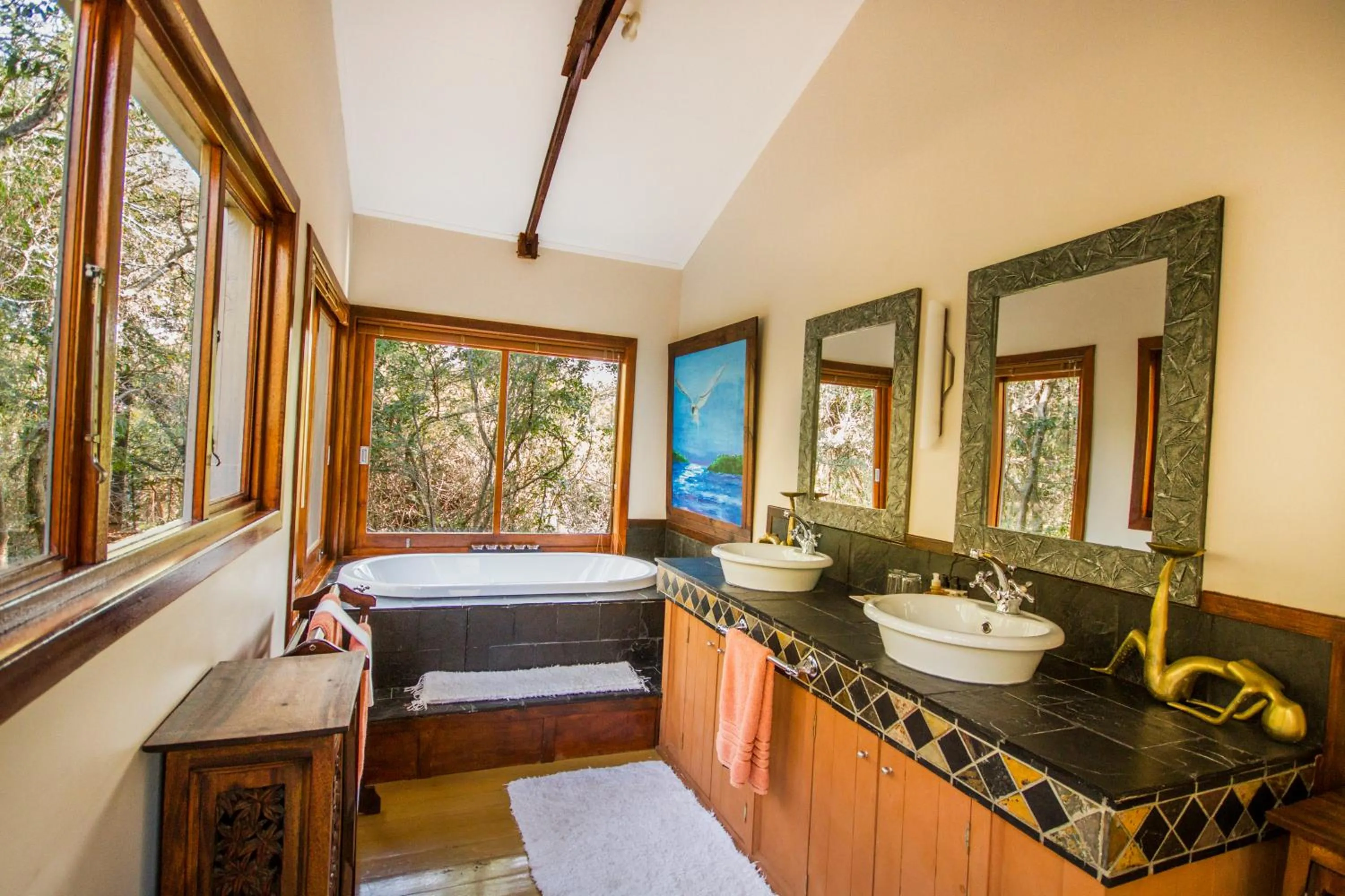 Shower, Bed in Thornwood