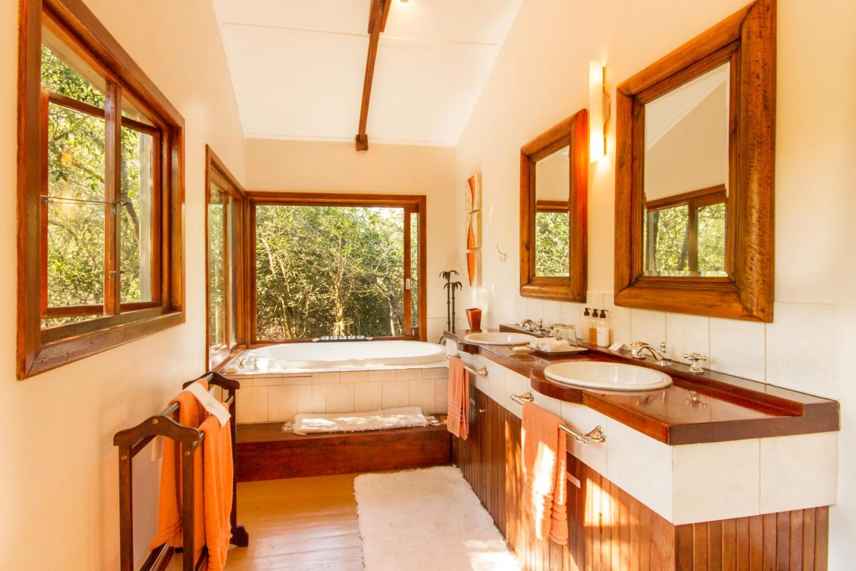 Shower, Bed in Thornwood