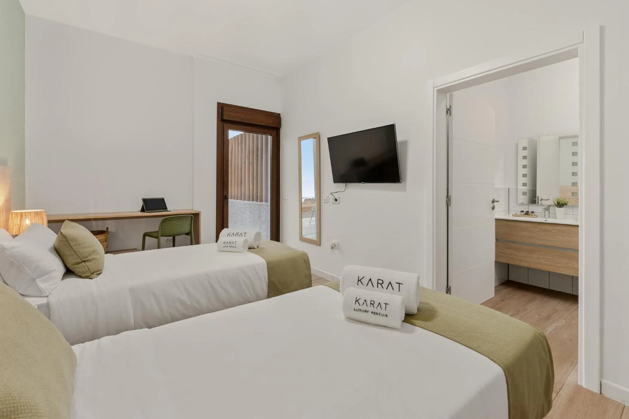 Communal lounge/ TV room, Bed in KARAT Villa Uchova