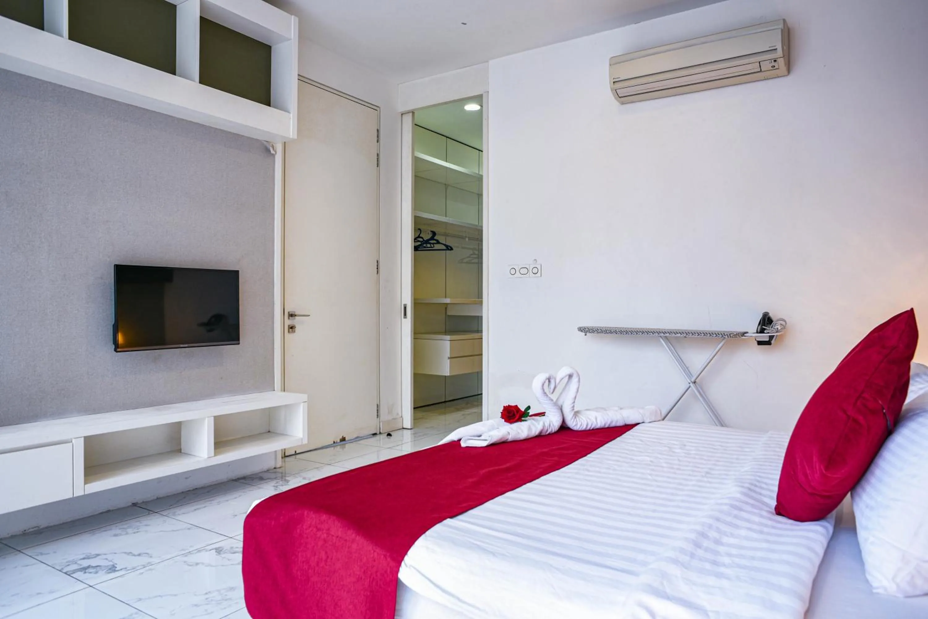 Communal lounge/ TV room, Bed in Sidemen Suites at Platinum KLCC