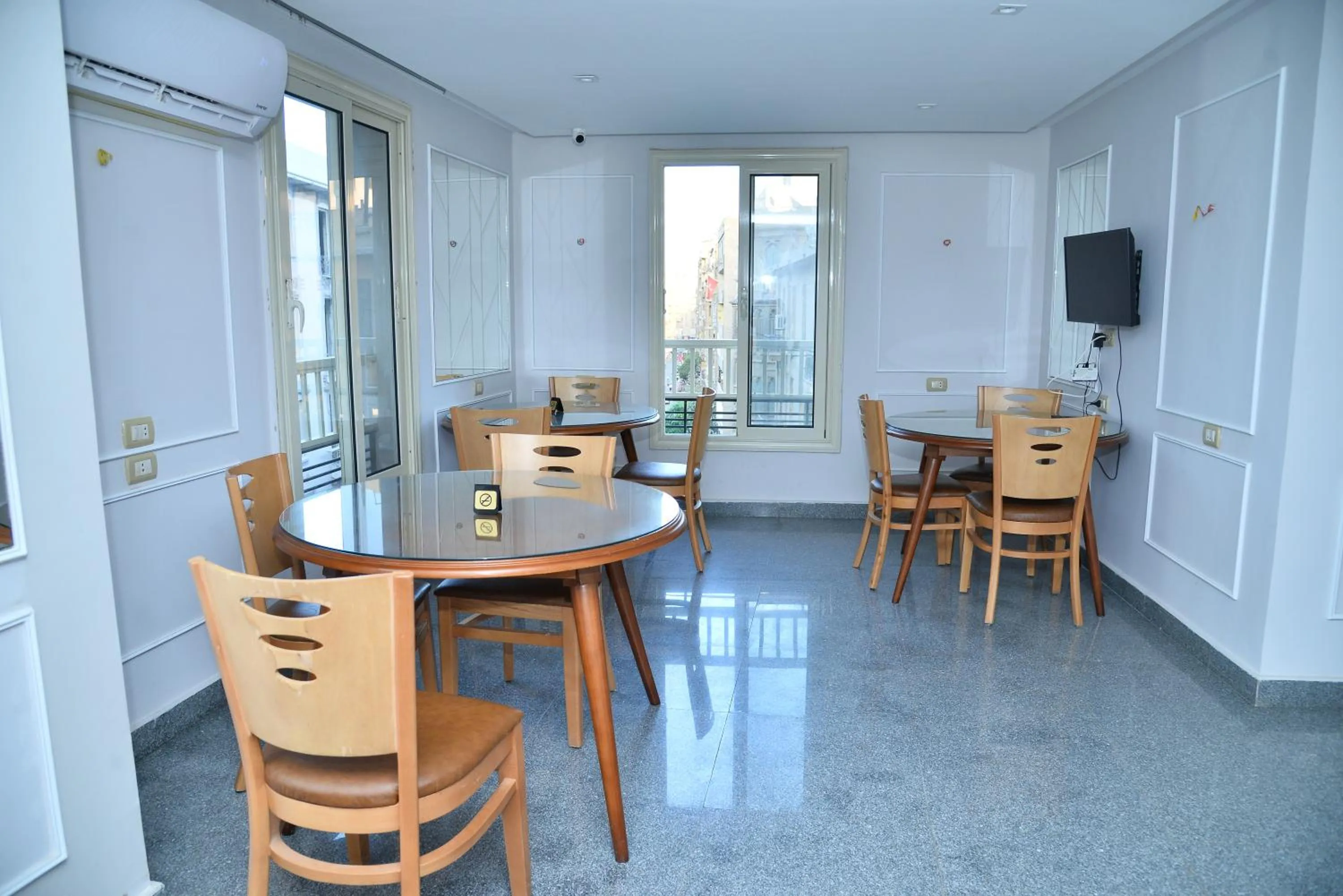 Restaurant/places to eat in Miramar Evergreen Hotel