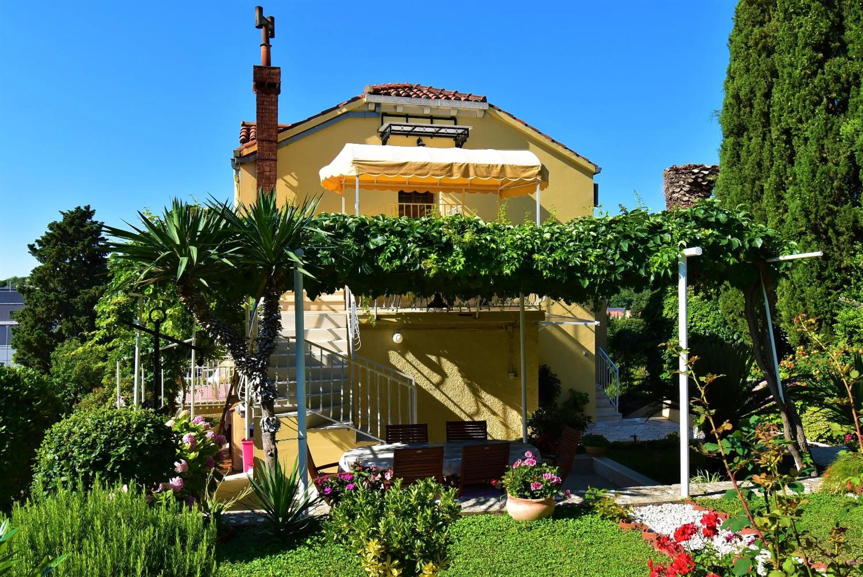 Property building in Guest House Kanjuo