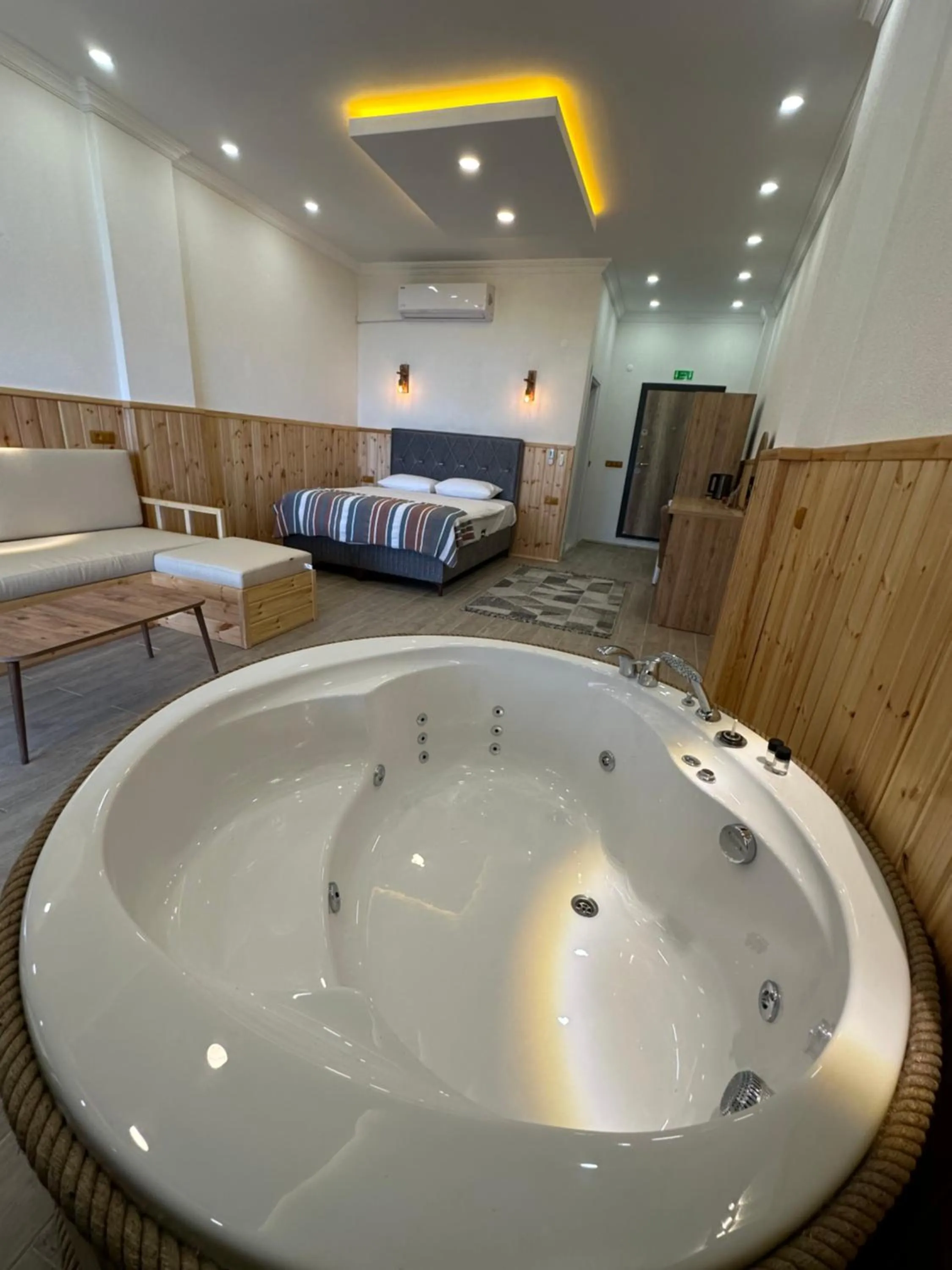 Hot Tub, Bed in Aurora Suit Bungalov