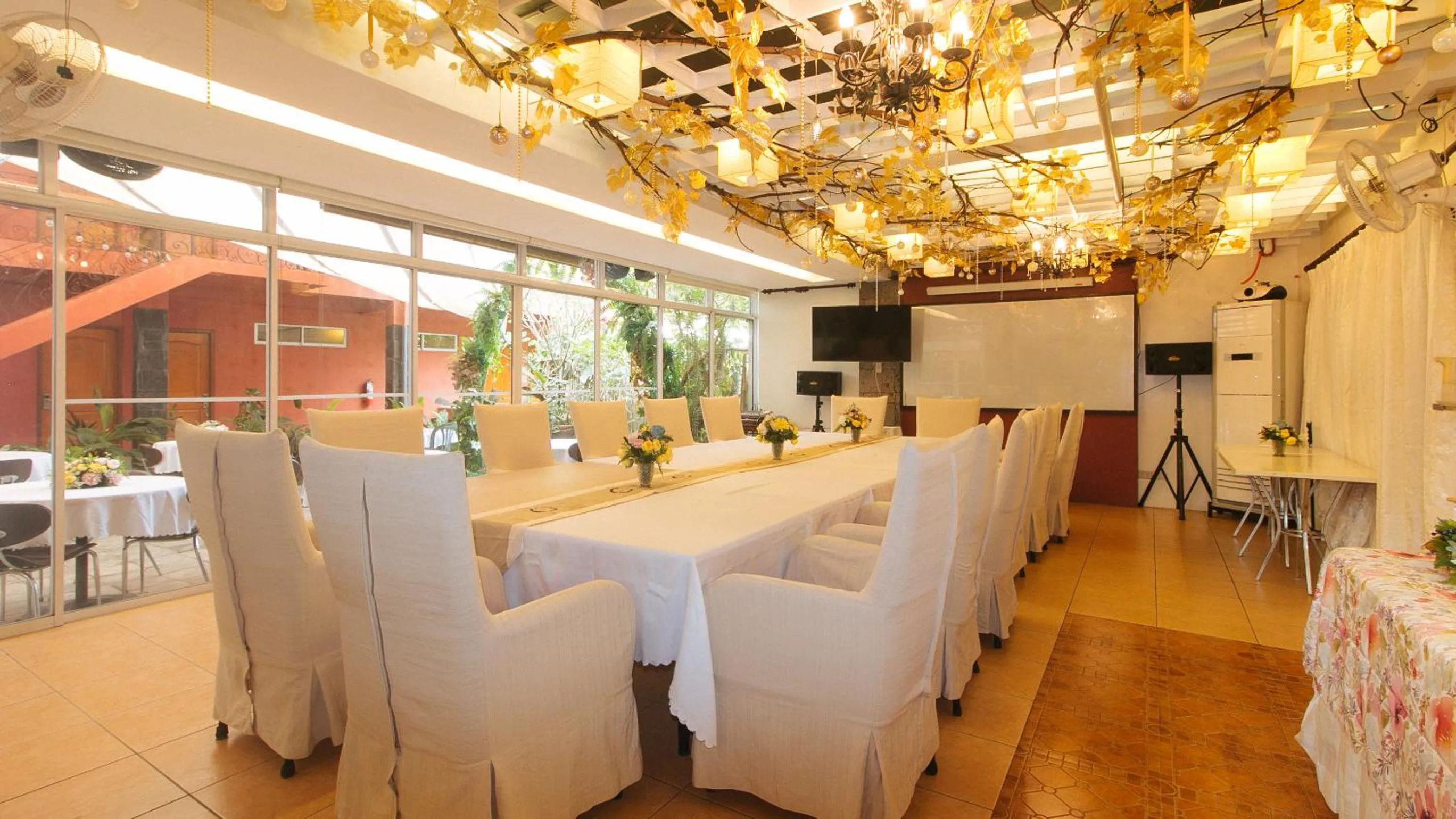 Restaurant/places to eat in RedDoorz Premium at Anisabel Suites Davao City